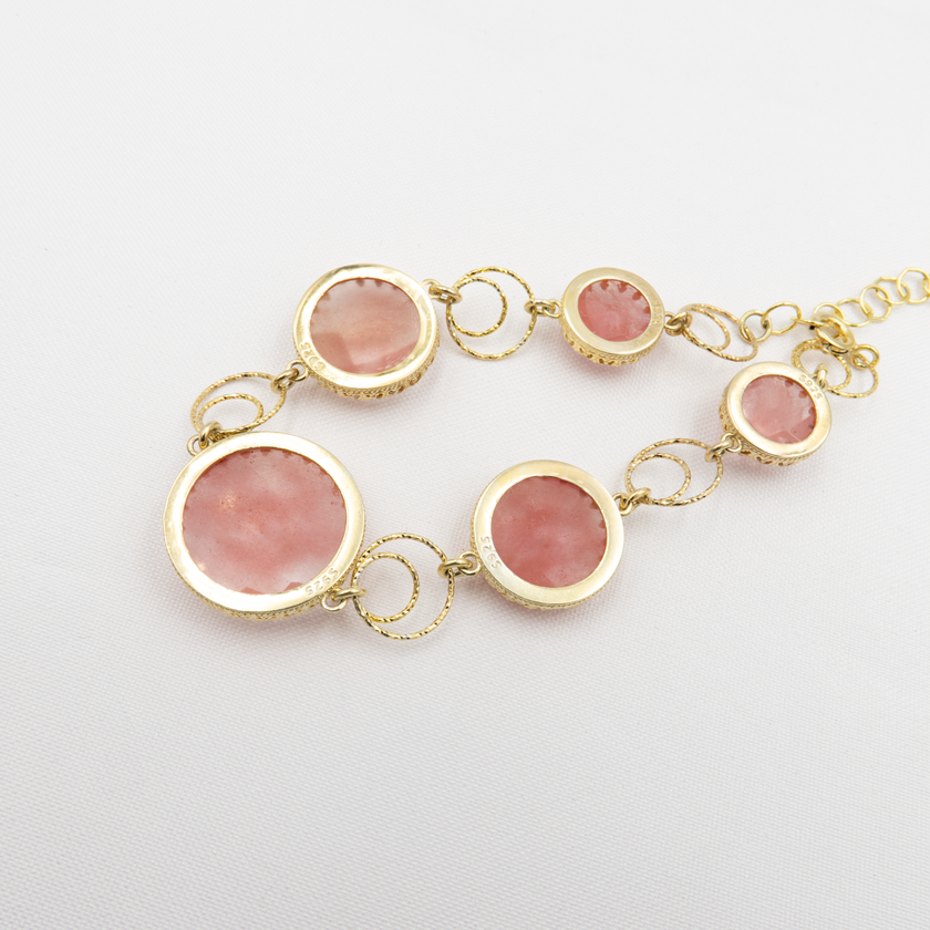 תכשיט כסף מעודן ומשובץ באופליט ורוד בהשראת רוז קוורץ – אבן סינתטית בגוון ורוד ענוג עם ברק פנימי שמזכיר פנינה מודרנית. עיצוב נקי שמדגיש את צבע האבן ומביא איתו תחושת רוגע, נשימה ואהבה עצמית. הצמיד מתאים לנשים שמעריכות יופי שקט עם עומק רגשי. בחירה מושלמת כמתנה ליום הולדת, ליום אהבה או כפינוק אישי מלא משמעות.

