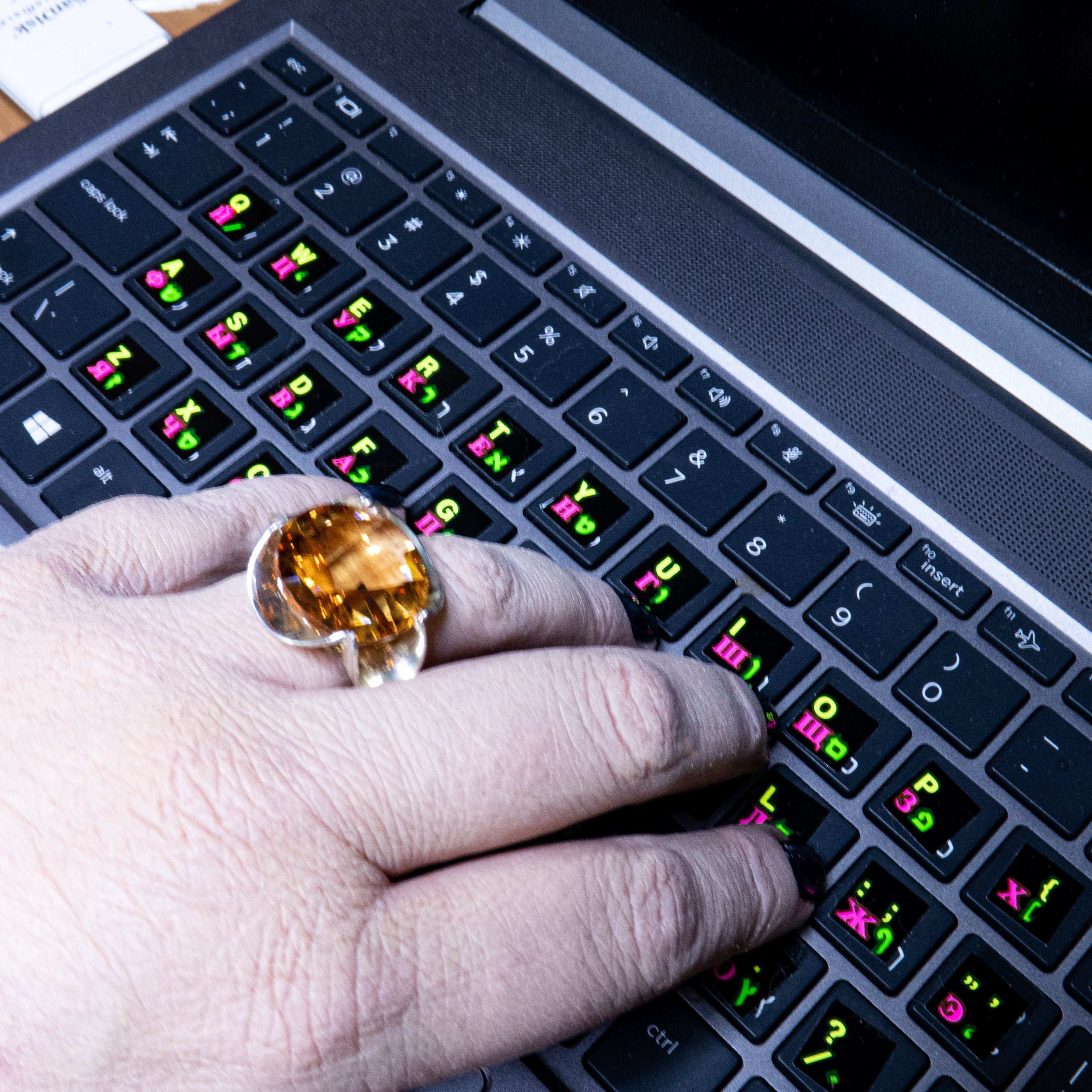 טבעת כסף עם קריסטל בגוון של סיטרין