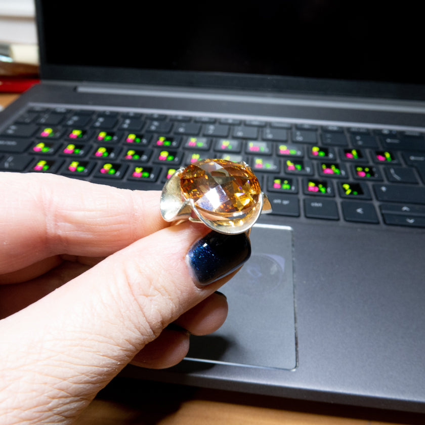 טבעת כסף עם קריסטל בגוון של סיטרין