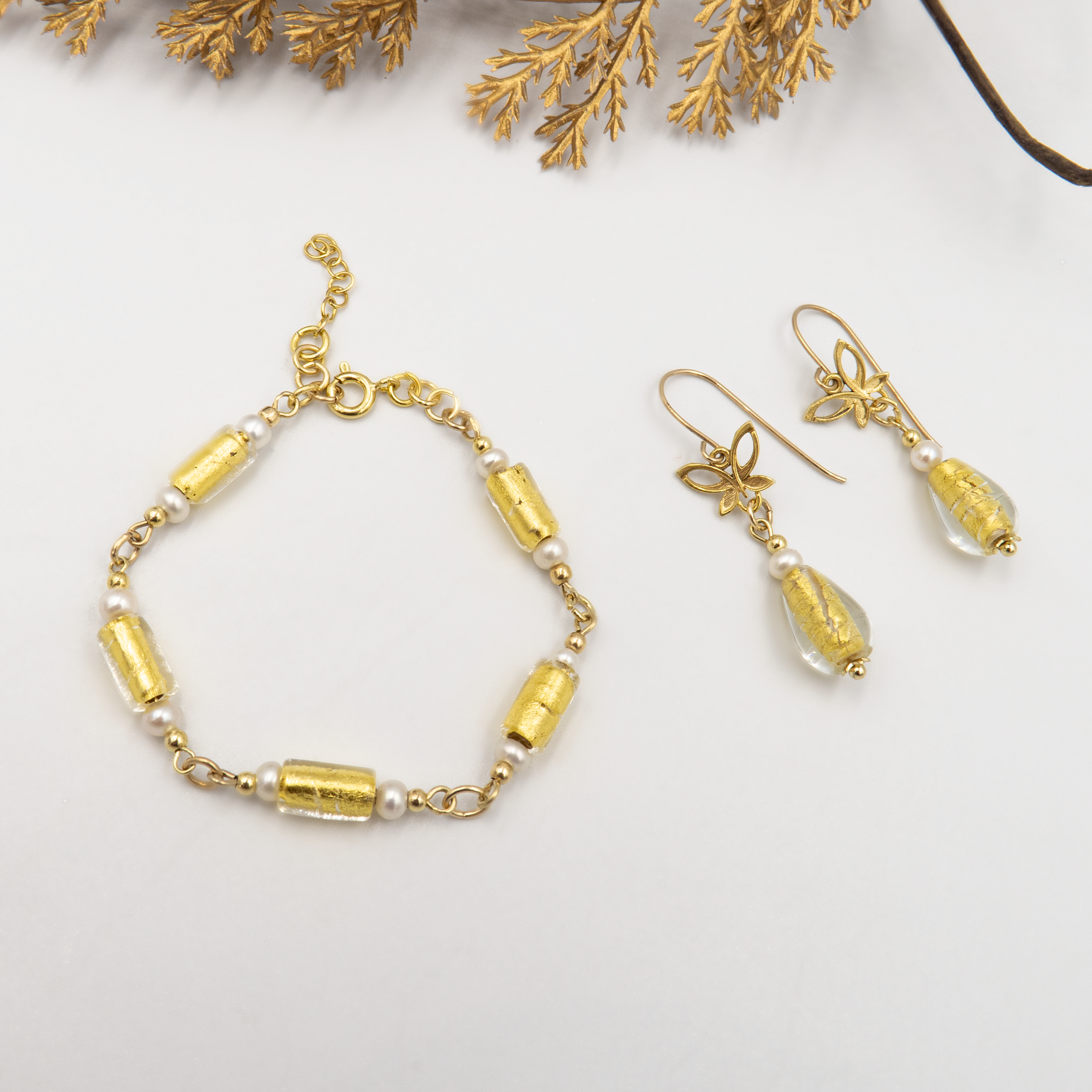 עגילים עדינים ואלגנטיים המשלבים זכוכית ונציאנית בעיצוב צבעוני עם פנינה לבנה טהורה. שילוב שמביא איתו תחושת רומנטיקה ונשיות קלאסית, עם נגיעה צבעונית שמוסיפה אופי. מושלם לערב או לאירוע מיוחד.
#עגילים_עם_פנינים #תכשיטים_רומנטיים #זכוכית_ונציאנית_בעבודת_יד #פנינה_טבעית #תכשיטים_עדינים
הצמיד לא כלול