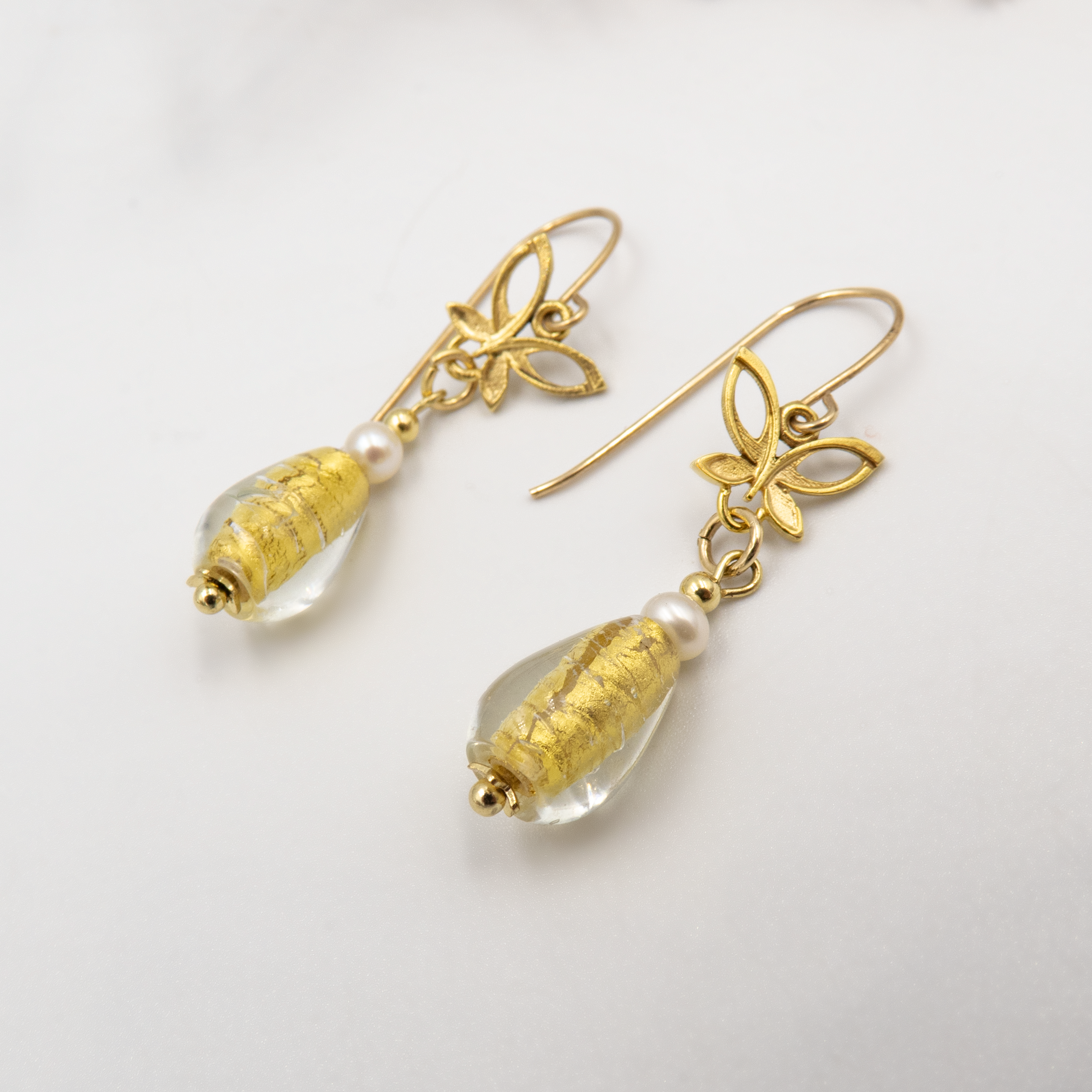 עגילים בעבודת יד מזכוכית ונציאנית צבעונית המשולבת בפנינה לבנה קלאסית – שילוב מרהיב של מסורת איטלקית ואלגנטיות טבעית. כל עגיל הוא יצירת אמנות קטנה, מושלם לאוהבות סטייל ייחודי ואותנטי.
#עגילים_ונציאניים #פנינה_לבנה #תכשיטים_אומנותיים #עגילים_בעבודת_יד #סטייל_איטלקי #תכשיטים_ייחודיים