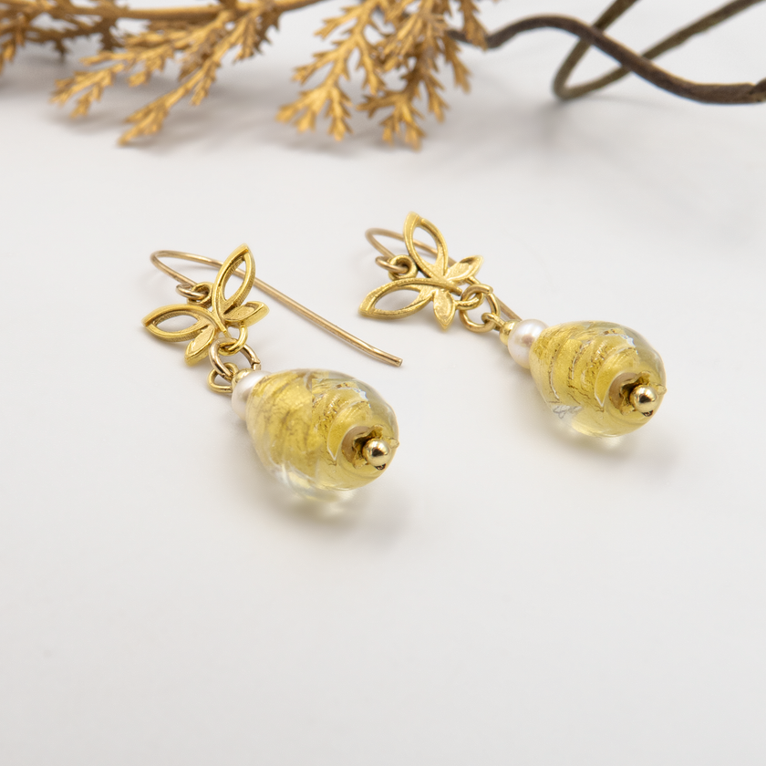 עגילים אלגנטיים לנשים שמעריכות עיצוב מוקפד וחומרי גלם איכותיים. זכוכית ונציאנית עם טקסטורה עדינה בשילוב פנינה לבנה יוצרים תכשיט נשי, מיוחד ובעל נוכחות שקטה. מתאים גם כמתנה מרגשת.
#עגילי_פנינה_מעוצבים #תכשיטים_אלגנטיים #זכוכית_ונציאנית_אומנותית #מתנה_ליולדת #עגילים_ייחודיים_לאירועים #סטייל_נשי