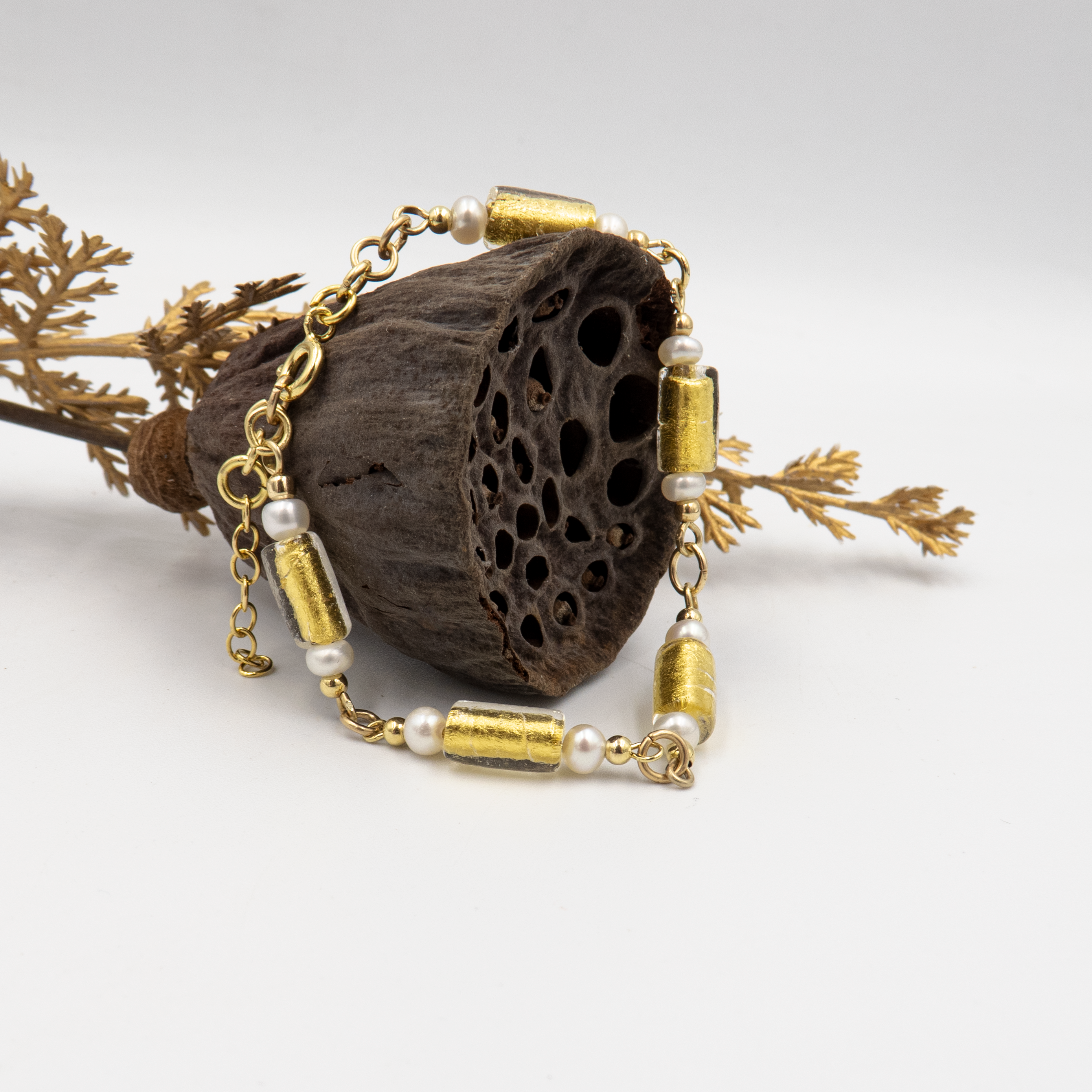 צמיד עדין בעבודת יד עם פנינים טבעיות וזכוכית ונציאנית צבעונית. שילוב קלאסי בין זוהר רומנטי לאלגנטיות ים־תיכונית. מתאים כמתנה לאישה אהובה, לאירוע מיוחד או כתוספת ייחודית ללבוש יומיומי.