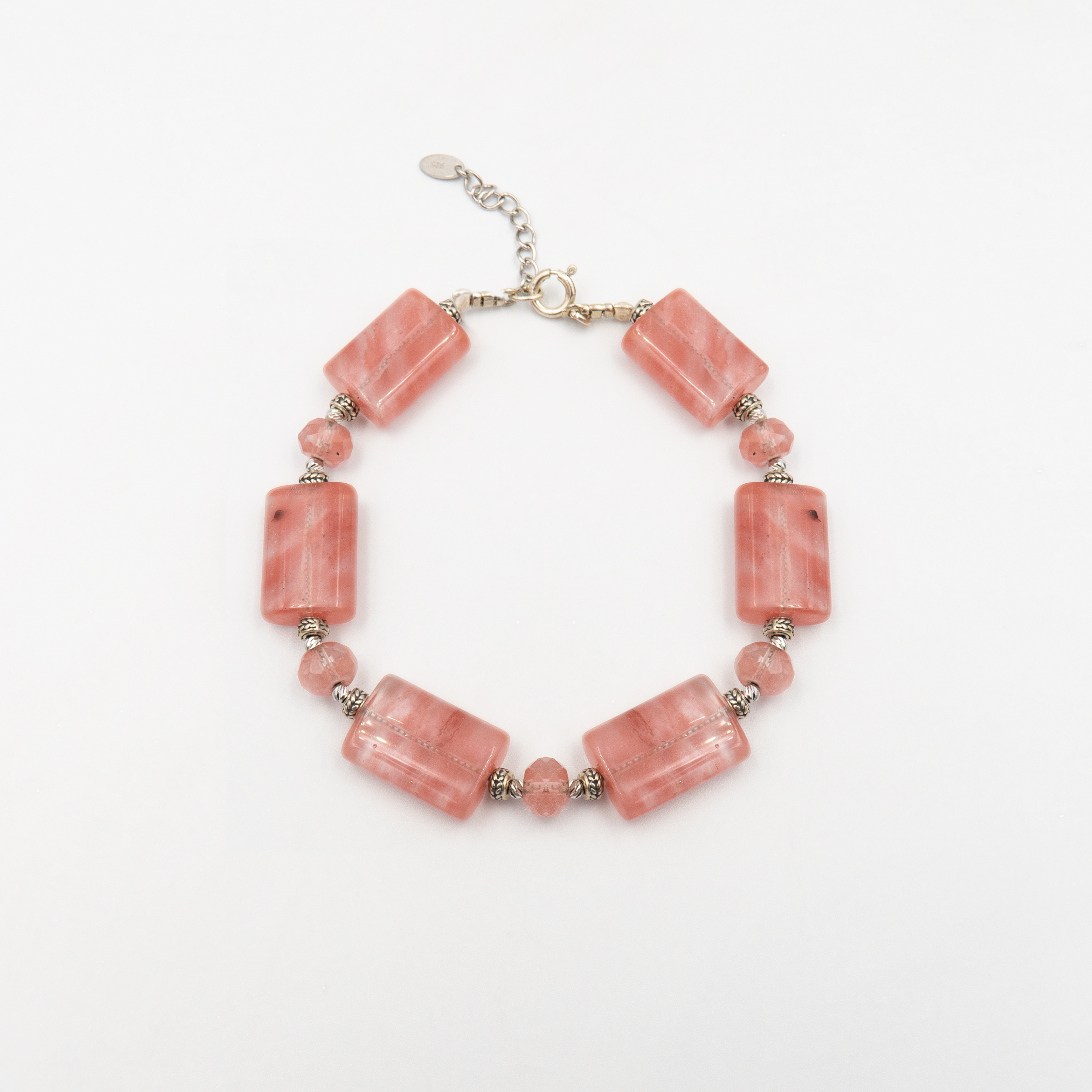 צמיד בעבודת יד עשוי כסף בשילוב אבני רוז קוורץ בגוון ורוד פסטלי רך. הצמיד משלב חרוזים מלוטשים בגזרה מלבנית לצד חרוזים עגולים, המופרדים באלמנטים מתכתיים עדינים להשלמת המראה. רוז קוורץ היא אבן שמסמלת אהבה עצמית, רכות ואיזון רגשי – מה שהופך את הצמיד לא רק לפריט אופנתי, אלא גם לבעל משמעות עמוקה. תכשיט נשי ועדין שמתאים למתנה רומנטית או כפינוק אישי עם נוכחות רגועה אך ייחודית.

