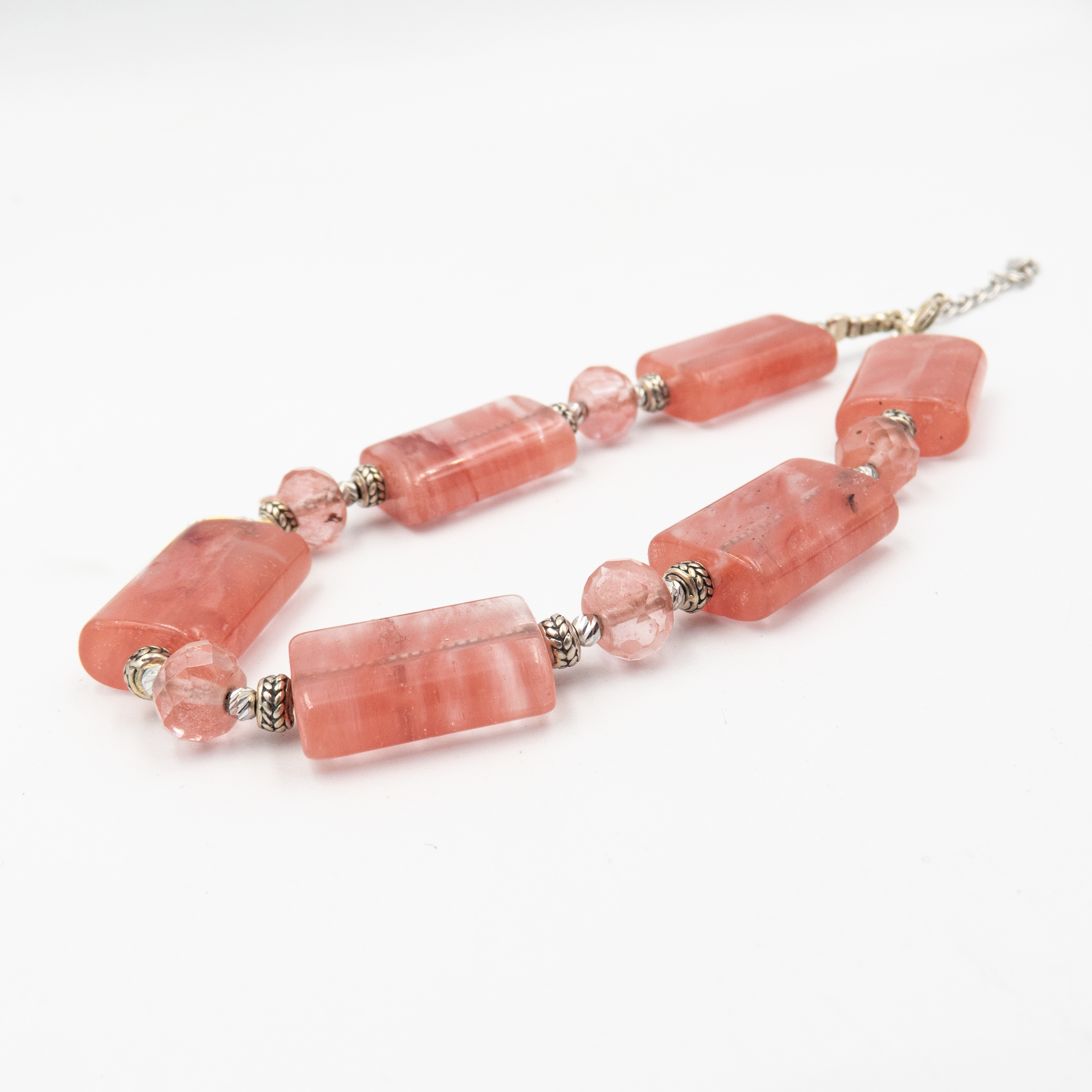 צמיד מעוצב בסגנון אלגנטי-רומנטי, עשוי מחוליות כסף ואבני רוז קוורץ בגימור מבריק. האבנים המרכזיות מלבניות, ומשולבות עם חרוזים עגולים ואלמנטים דקורטיביים בגוון כסף עתיק. העיצוב מאזן בין עדינות רכה לנוכחות ויזואלית מרשימה. מתאים לנשים בכל גיל, מושלם לשילוב עם לוקים אלגנטיים או כמוקד עניין בלבוש יומיומי. רוז קוורץ מביאה איתה תחושת חום, שלווה ואהבה, מה שהופך את הצמיד לבחירה עם עומק ואופי.

