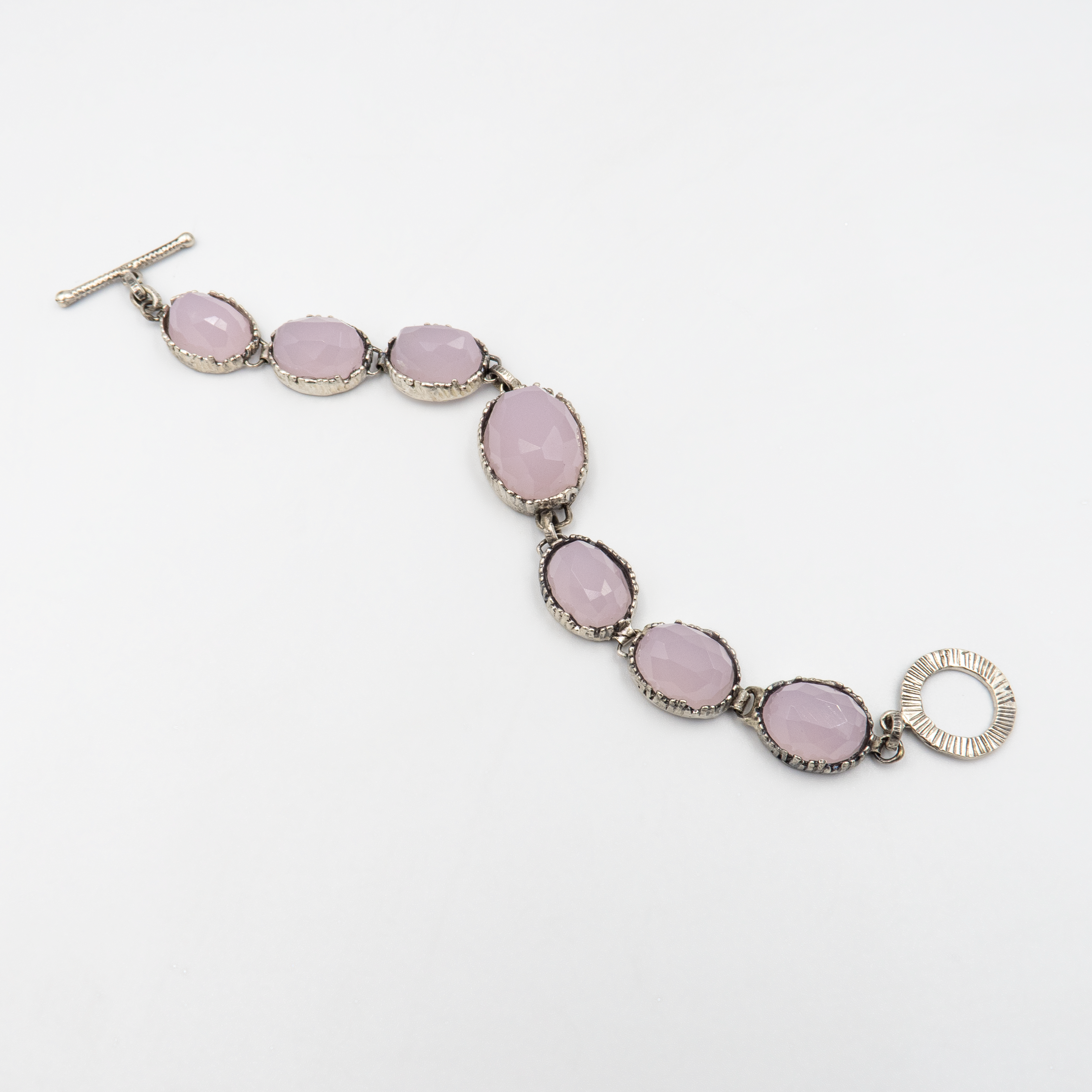 צמיד כסף סטרלינג בעיצוב אלגנטי ועדין, משובץ באבן אופליט ורודה בגוון רוז קוורץ חלבי עם ברק פנימי. האבן משדרת נשיות רכה ואהבה עצמית, והצמיד מתאים לנשים שמחפשות תכשיט רומנטי בעיצוב מודרני. מושלם כמתנה ליום אהבה, יום הולדת או כפינוק אישי.

