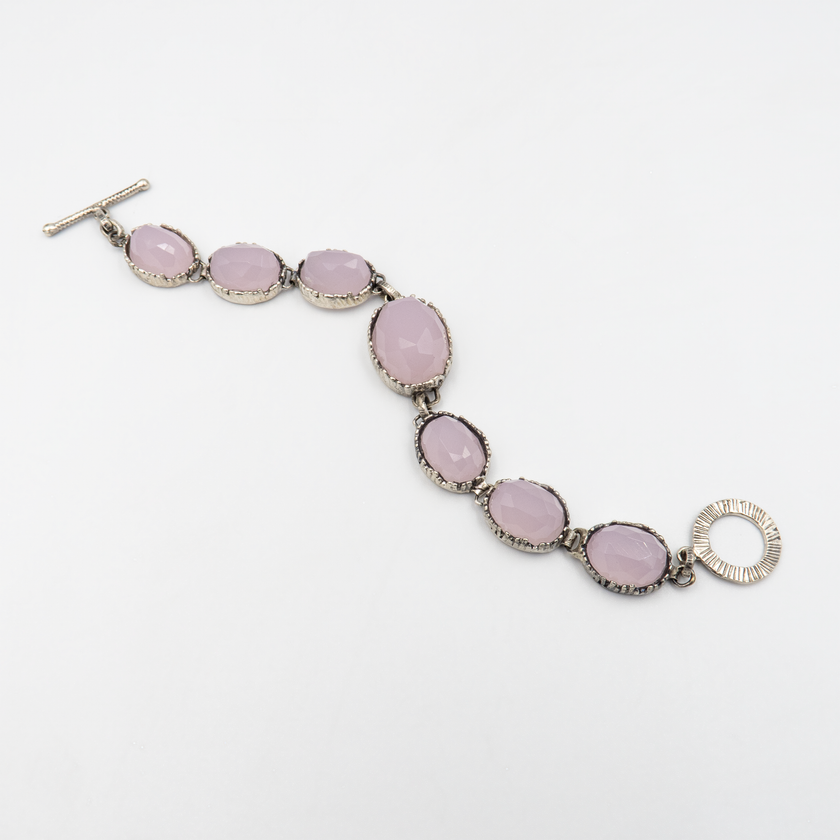 צמיד כסף סטרלינג בעיצוב אלגנטי ועדין, משובץ באבן אופליט ורודה בגוון רוז קוורץ חלבי עם ברק פנימי. האבן משדרת נשיות רכה ואהבה עצמית, והצמיד מתאים לנשים שמחפשות תכשיט רומנטי בעיצוב מודרני. מושלם כמתנה ליום אהבה, יום הולדת או כפינוק אישי.

