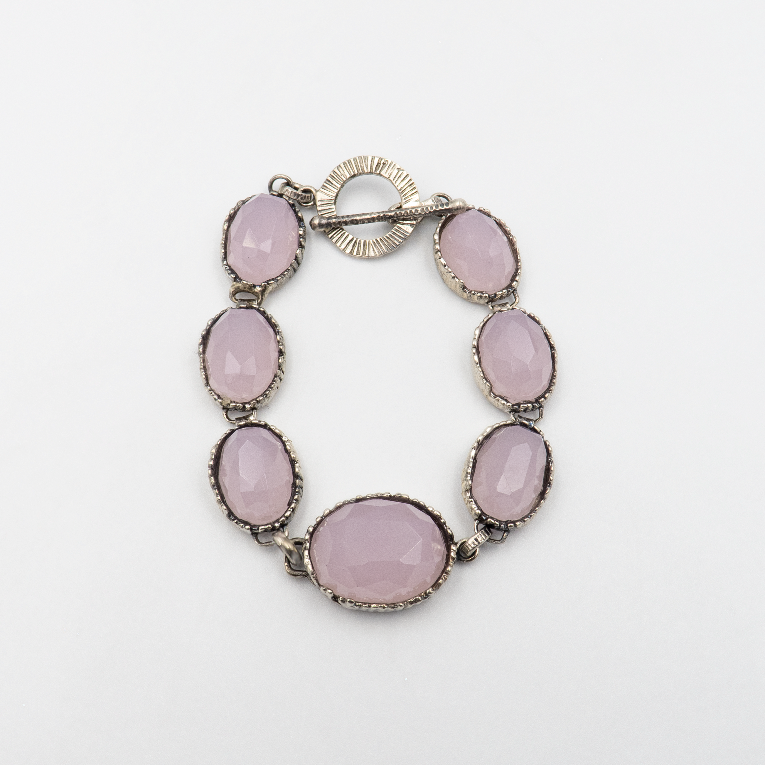 צמיד כסף בעבודת יד, משובץ באבן אופליט כחול בעלת ברק פנימי רך. הצבע הכחול משדר תחושת שלווה וסטייל מודרני. הצמיד מתאים לשימוש יומיומי וגם לאירועים, ומשתלב היטב עם תכשיטים נוספים. תכשיט מלא אור, עדינות ואלגנטיות שקטה.

