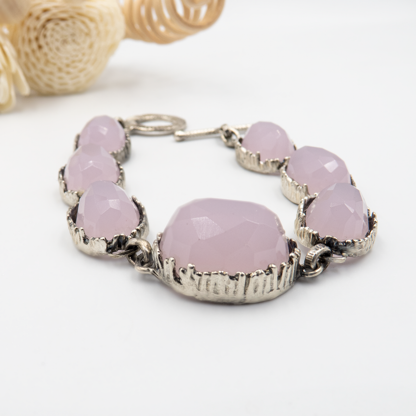 צמיד כסף בעיצוב מינימליסטי, משובץ באבן אופליט כחולה בגימור פניני. גוון האבן נע בין טורקיז עדין לכחול שמיים בהיר, בהתאם לאור. הצמיד נוח לענידה ומחמיא לכל גוון עור. מתאים לנשים שאוהבות מראה נקי, טבעי ויוקרתי באותה נשימה.

