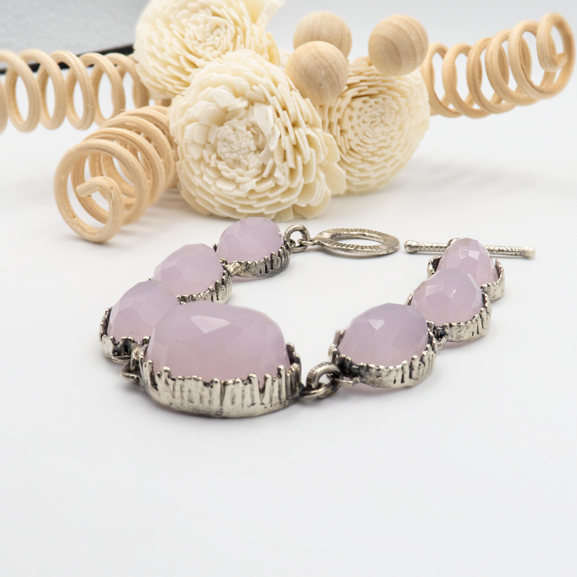 צמיד כסף עדין עם שיבוץ אופליט כחול מבריק – אבן סינתטית בגוון קריר שמעניק תחושת ניקיון ורוגע. העיצוב הקלאסי מתאים ליום עבודה, דייט, או אירוע חגיגי. תכשיט שמשדר טעם משובח, נגיעה צבעונית ומראה מחמיא לפרק כף היד.

