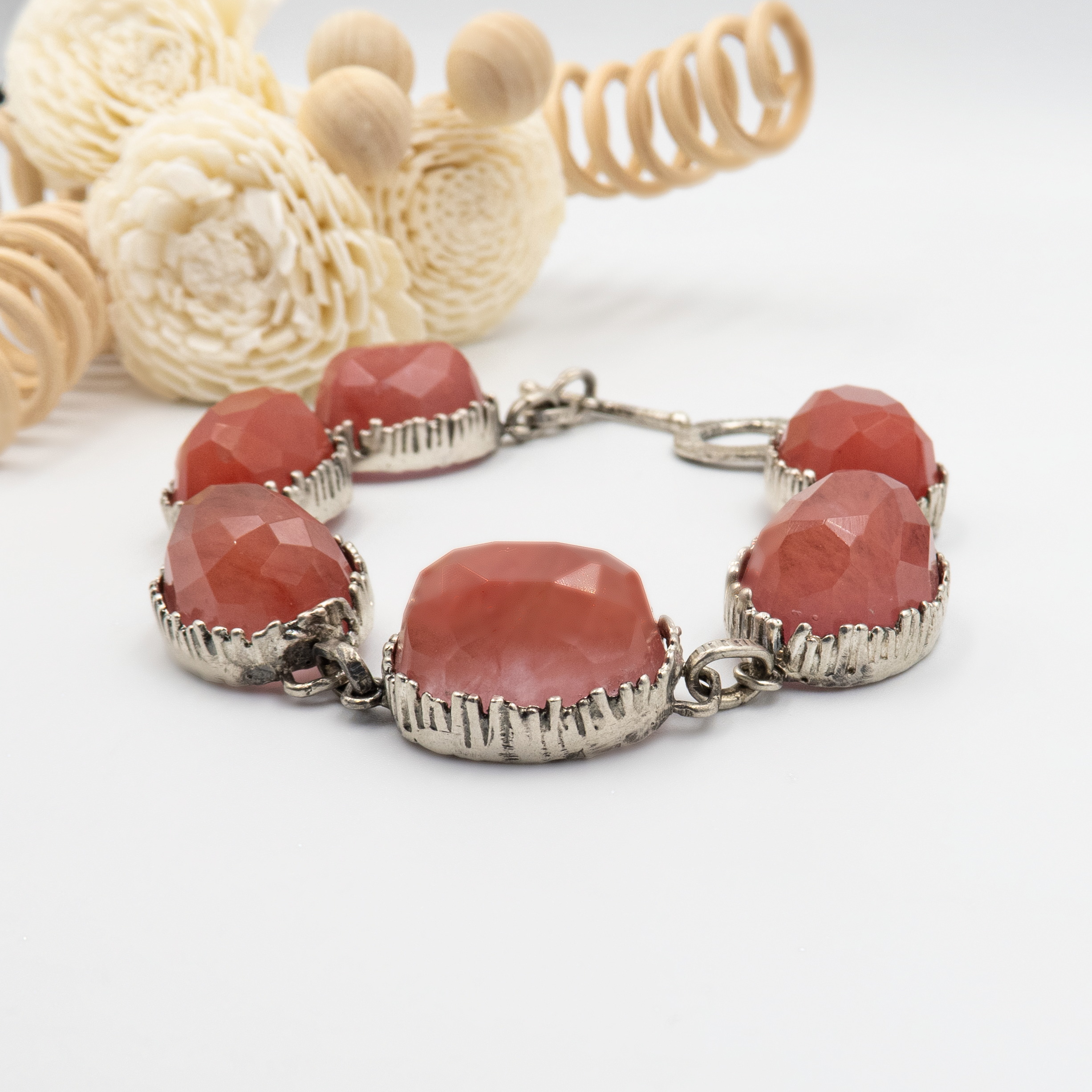 צמיד כסף סטרלינג בעבודת יד, משובץ באבן רוז קוורץ טבעית בגוון ורוד פסטלי רך. האבן משדרת אנרגיה של אהבה, שלווה וחמלה, ומשתלבת בעיצוב נקי ונשי במיוחד. הצמיד מתאים לענידה יומיומית או לאירועים מיוחדים. תכשיט אלגנטי עם משמעות עמוקה ונוכחות רגישה.

