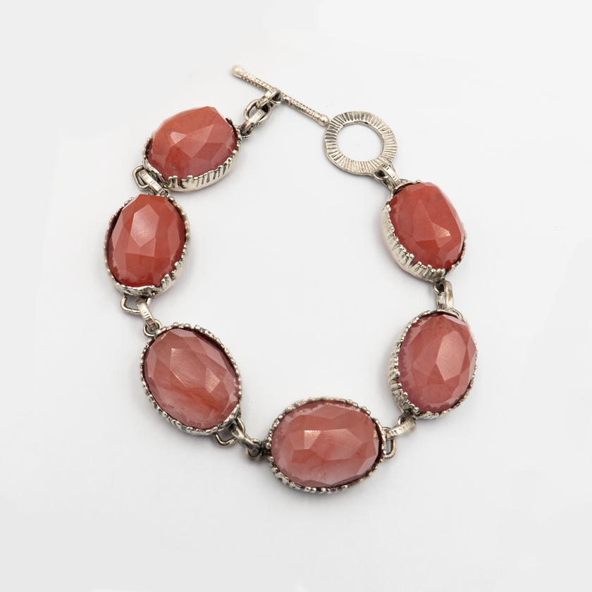 תכשיט כסף בעבודת יד עם אבן רוז קוורץ טבעית – תכשיט שמשלב פשטות עם אנרגיה רכה ומרפאה. הצבע הורוד הרך משתלב עם גוון הכסף ליצירת מראה נשי, נעים ומאוזן. אידיאלי כמתנה לאישה רגישה, אכפתית ומלאת חמלה.

