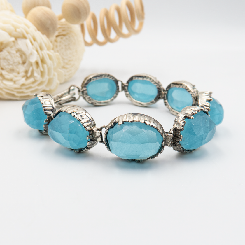 צמיד כסף יוקרתי עם אבן אופליט כחול בגימור מבריק, בעיצוב קלאסי ונקי. האבן הכחולה משדרת שלווה, איזון ונשיות מודרנית. מתאים לנשים שמחפשות תכשיט איכותי שמעניק נגיעה של צבע רגוע ונוכחות שקטה. תכשיט אלגנטי עם מסר רגשי עמוק.

