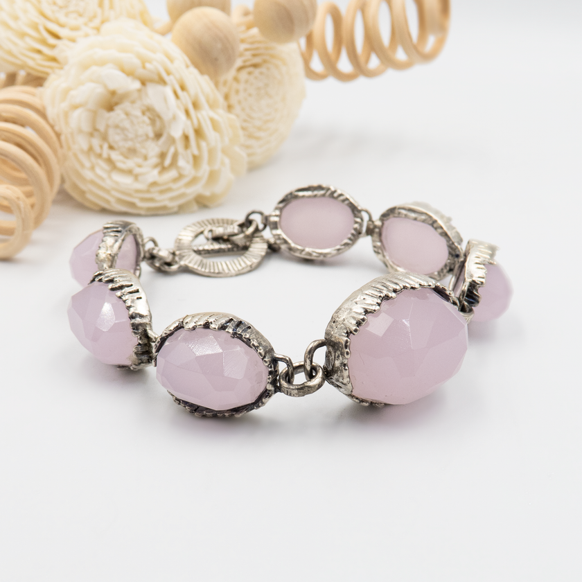 צמיד כסף בעיצוב מודרני עם אבן אופליט כחולה בגוון חלומי – כמו שמיים אחרי גשם. הצמיד נוח לענידה, עשוי בעבודת יד מחומרים איכותיים, ומשדר עדינות עם נוכחות. מושלם לשילוב עם תכשיטים נוספים או לענידה לבד כמוקד תשומת לב.

