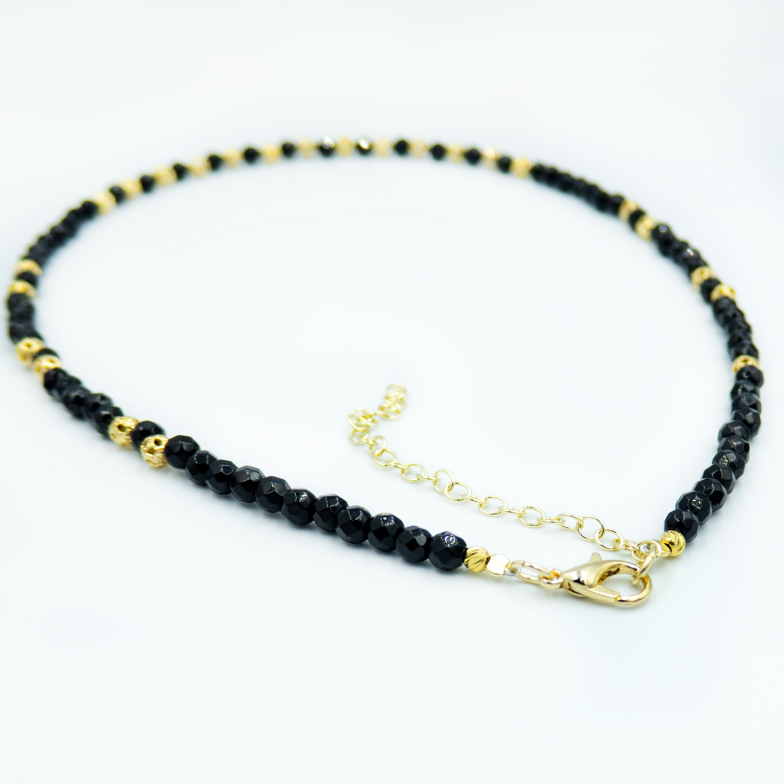 שרשרת אוניקס בגוון שחור דרמטי בשילוב עיטורים מצופי זהב – תכשיט שמביא איתו קונטרסט מרהיב של צבעים, טקסטורות ואנרגיות. העיצוב מתאים לאישה שמחפשת תכשיט לא שגרתי, כזה שמוסיף אמירה אישית לכל הופעה. בין אם את לובשת שמלה קלאסית או בגד קז'ואל פשוט – השרשרת תבלוט ותשדר ביטחון, טעם טוב ואופי ברור. בחירה מעולה לחובבות אסתטיקה נקייה שמחפשות מראה יוקרתי אך נגיש.

