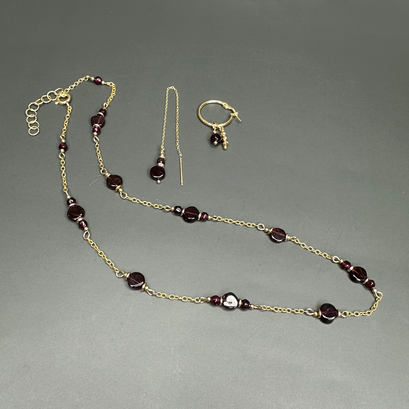 סט תכשיטים אלגנטי בסגנון קלאסי – שרשרת זהב 14 קראט עם תליון גארנט אדום עז, לצד עגילים בעיצוב עדין להמחשה בלבד.

ואפשרות נוספת עם ניחוח יוקרתי יותר:

שרשרת זהב 14 קראט יוקרתית עם אבן גארנט מרשימה, מוצגת באווירה אלגנטית לצד עגילים תואמים להמחשה בלבד.