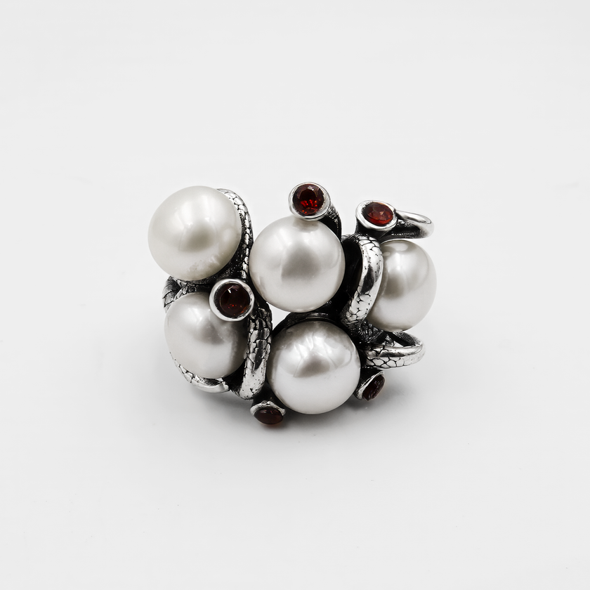 טבעת כסף עם גרנטים פנינים אפורות