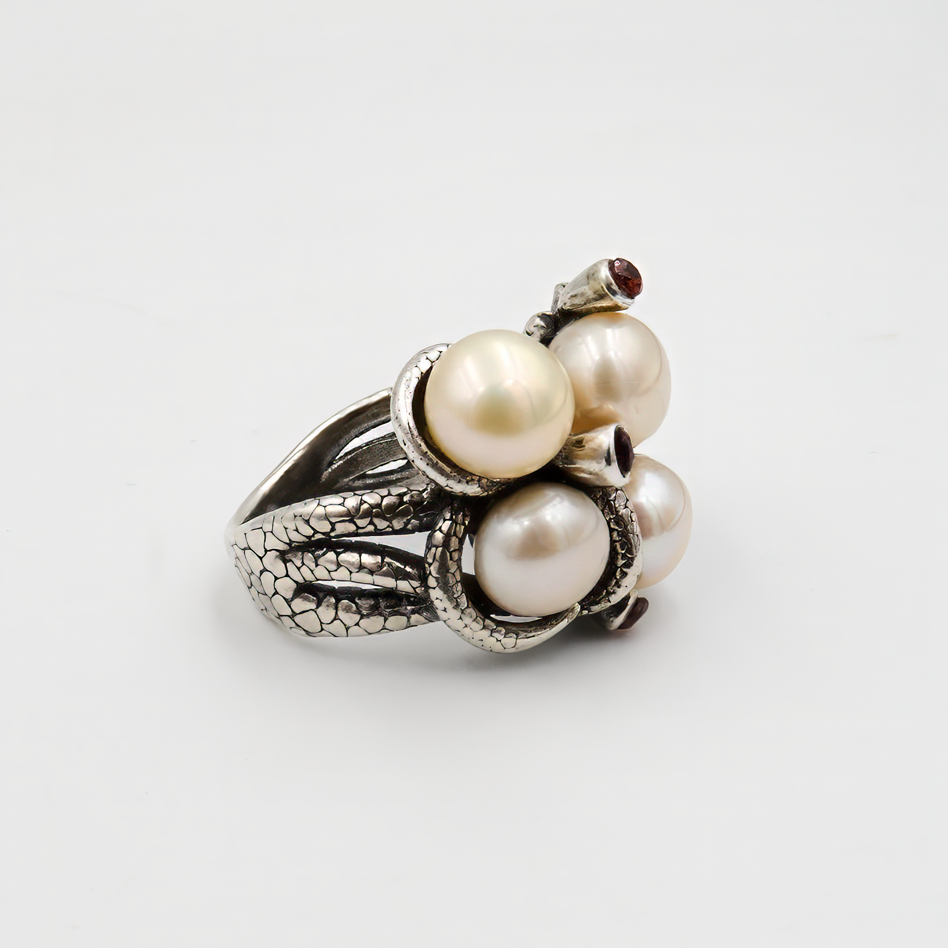 טבעת כסף עם גרנטים פנינים בגוון אפרסק