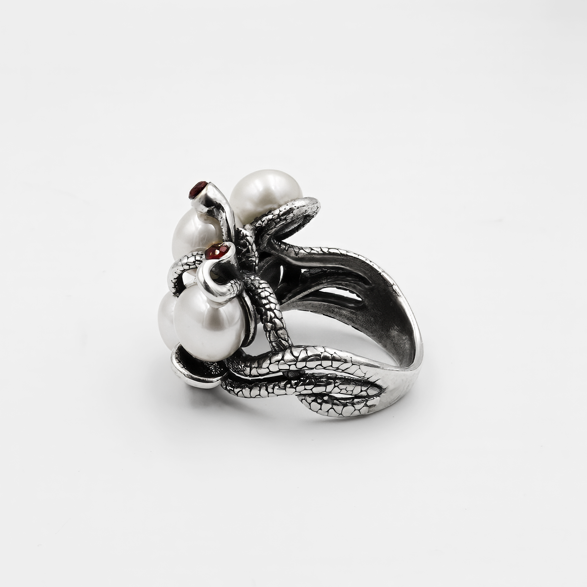 טבעת כסף עם גרנטים פנינים אפורות