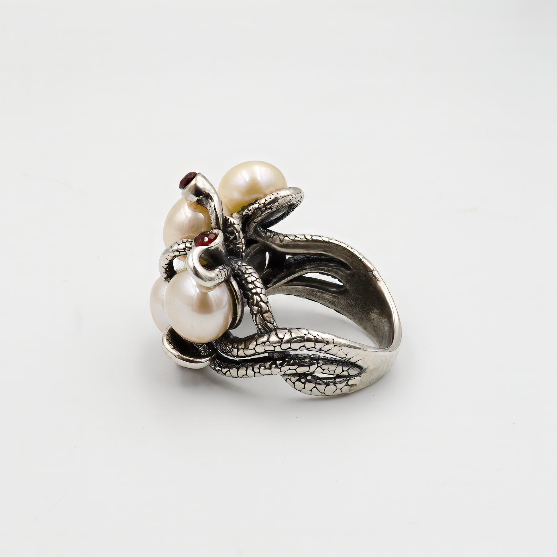 טבעת כסף עם גרנטים פנינים בגוון אפרסק