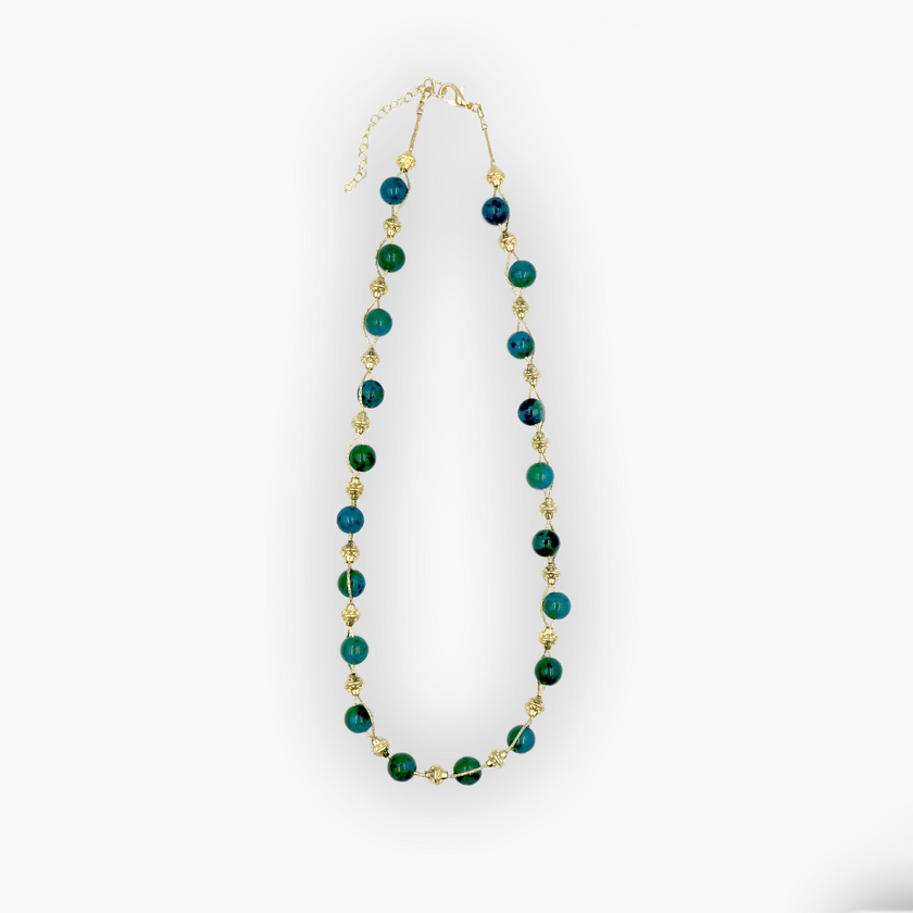 שרשרת עבודת יד מאבני כריסוקולה טבעיות בגווני טורקיז, ירוק וכחול עמוק – הרכב צבעים שמקרין שלווה פנימית. כל אבן נבחרת בקפידה ומציגה דפוס ייחודי משלה, הופך כל שרשרת לייחודית ובלתי חוזרת. הכריסוקולה ידועה כאבן המוכרת בכוחות ההרגעה והחיזוק שלה, כזו שמחברת את הלובשת לאנרגיה פנימית של שקט וביטחון. העיצוב של השרשרת שומר על קו נקי ומוקפד, ומבליט את יופיין הגולמי של האבנים. מתאים למי שמחפשת תכשיט שמדבר שקט – אך מלא נוכחות.