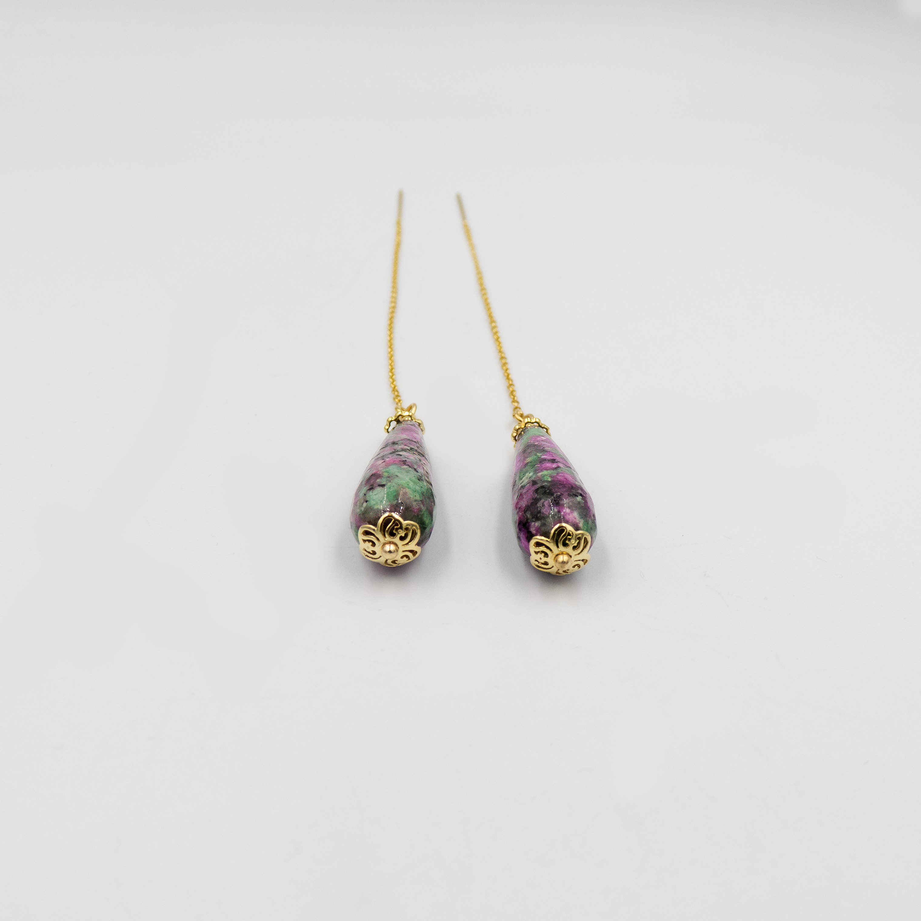 עגילים בעבודת יד עם אבן אגת צבעונית המשתלשלת מקצה שרשרת דקיקה. האגת משלבת גוונים מרהיבים במראה אורגני וטבעי – כל עגיל הוא יצירה אחת ויחידה. מתאים למראה יומיומי עם טוויסט או כהשלמה קלילה למראה ערב עדין.

