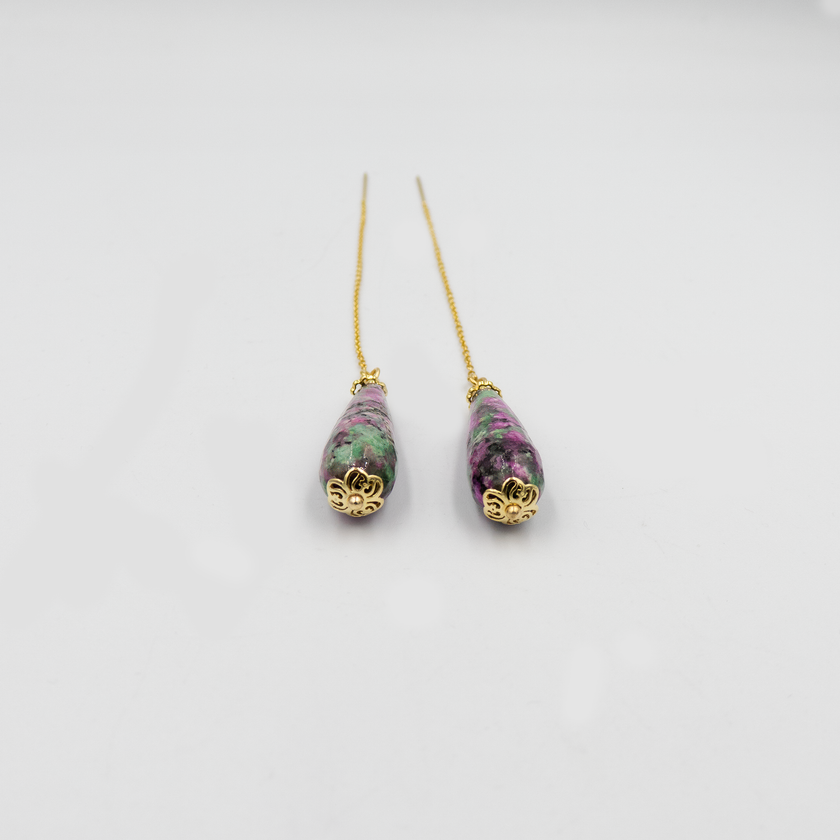 עגילים בעבודת יד עם אבן אגת צבעונית המשתלשלת מקצה שרשרת דקיקה. האגת משלבת גוונים מרהיבים במראה אורגני וטבעי – כל עגיל הוא יצירה אחת ויחידה. מתאים למראה יומיומי עם טוויסט או כהשלמה קלילה למראה ערב עדין.

