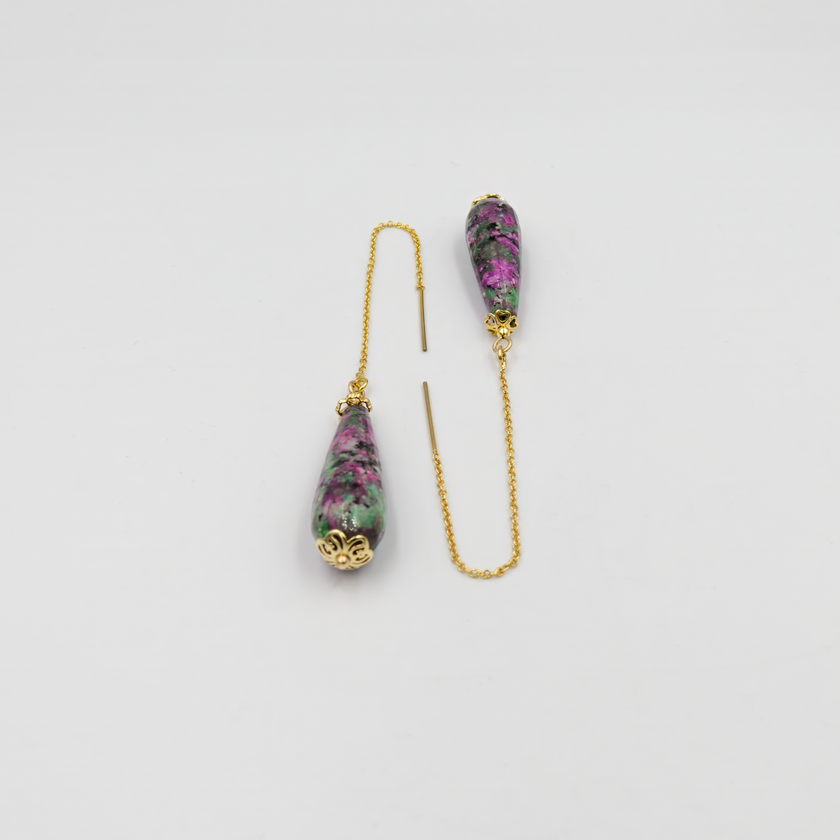 עגילי שרשרת עם אגת מולטיקולור בגימור חצי-מלוטש. הגוונים הטבעיים יוצרים תנועה של צבע בתוך האבן – מחממים, מרגיעים, ומעוררי עניין. תכשיט שמתאים לנשים שאוהבות פרטים קטנים עם עומק, צבע וייחוד, בלי לוותר על קלילות ונשיות.

