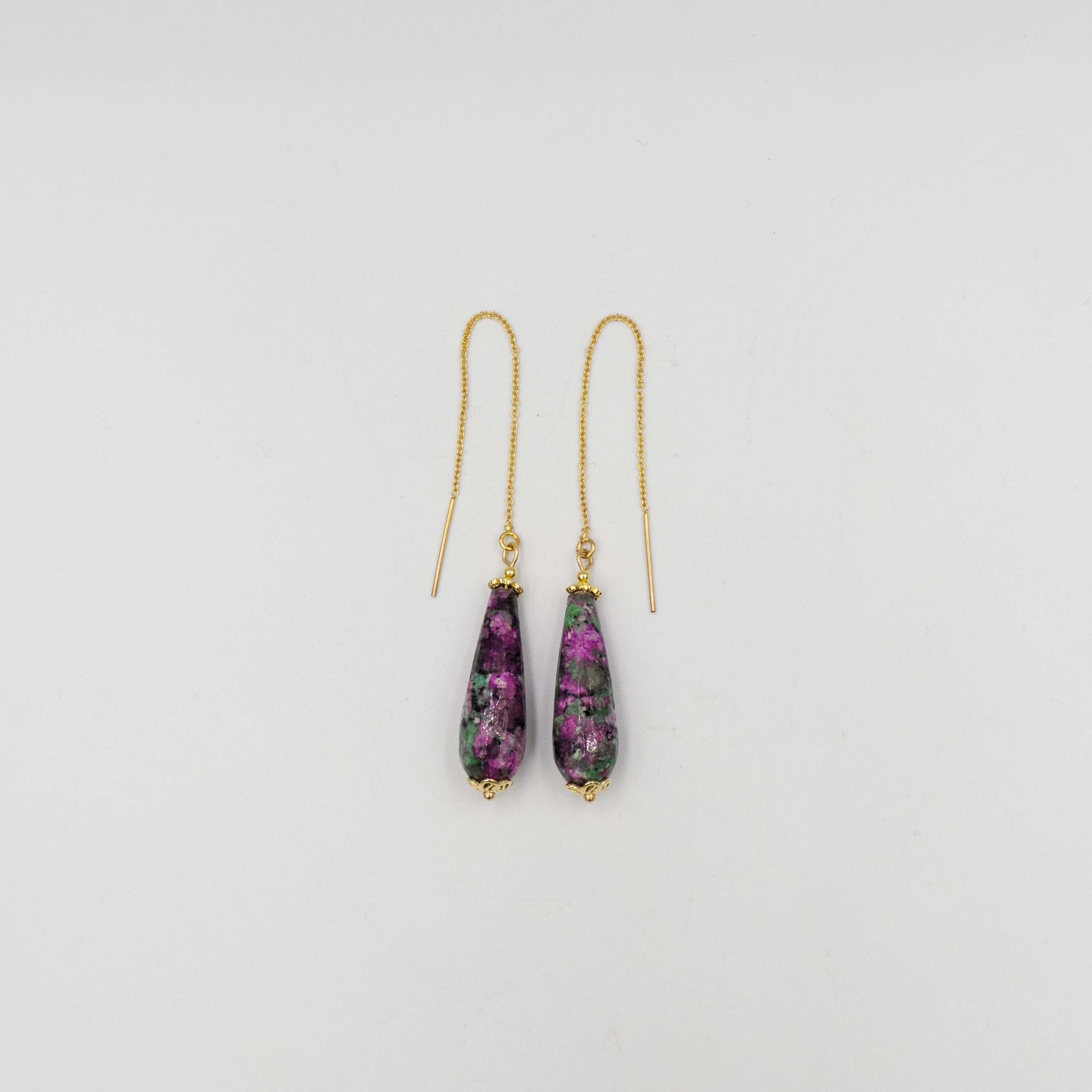 עגילי שרשרת בעבודת יד עם אגת מולטיקולור – אבן טבעית בגוונים משתנים כמו ורוד, ירוק, כחול וסגול. כל אבן היא עולם של צבע ודוגמה ייחודית שנוצרה בטבע. העיצוב משלב שרשרת עדינה, תנועה קלילה ונוכחות צבעונית נשית. תכשיט שמאיר את הפנים ומעניק אופי לכל הופעה.

