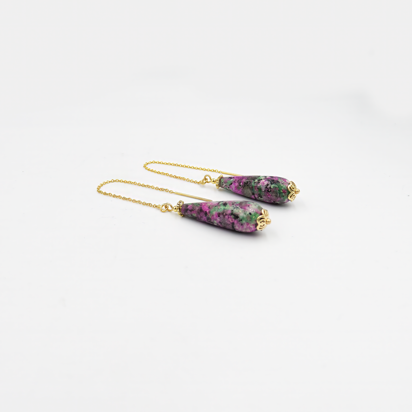 עגילים אלגנטיים עם שרשרת כסף או זהב ואבן אגת רב-גונית. צבעים טבעיים נשזרים באבן אחת – כל גוון משתלב בהרמוניה מושלמת. עיצוב שמחבר בין פשטות מודרנית לטבע פראי. מושלם כמתנה או כתכשיט אישי עם אופי וצבע פנימי.

