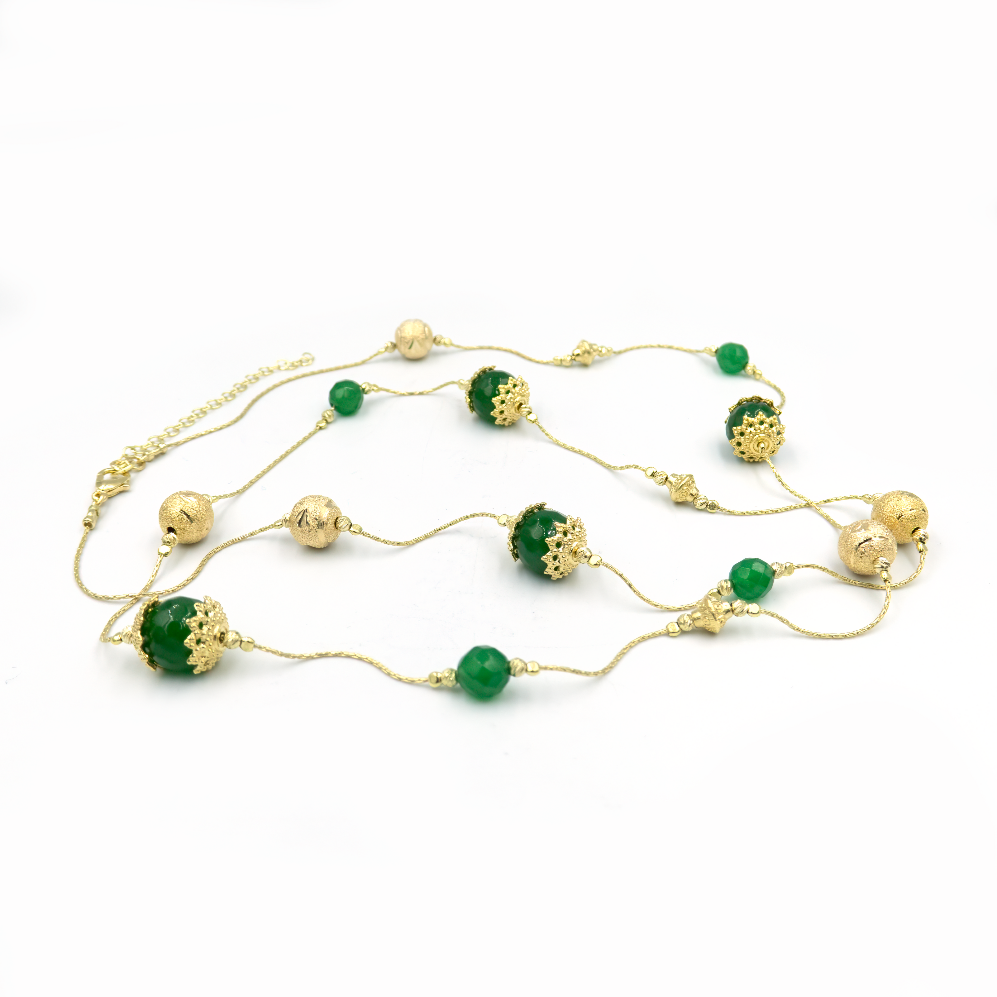 שרשרת ארוכה עם אבני אגט ירוק טבעי בגוונים עדינים של ירוק זית, ירוק ים וגווני טחב רכים. אבנים אלו יוצרות תחושת שלווה והרמוניה, כאשר כל חרוז מביא איתו טקסטורה ייחודית מהטבע. השרשרת מושלמת ללבישה יומיומית אך גם לאירועים, ומקרינה איזון פנימי וסטייל אישי עמוק. האורך מאפשר שילוב רב-שכבתי או ענידה ארוכה קלאסית.

