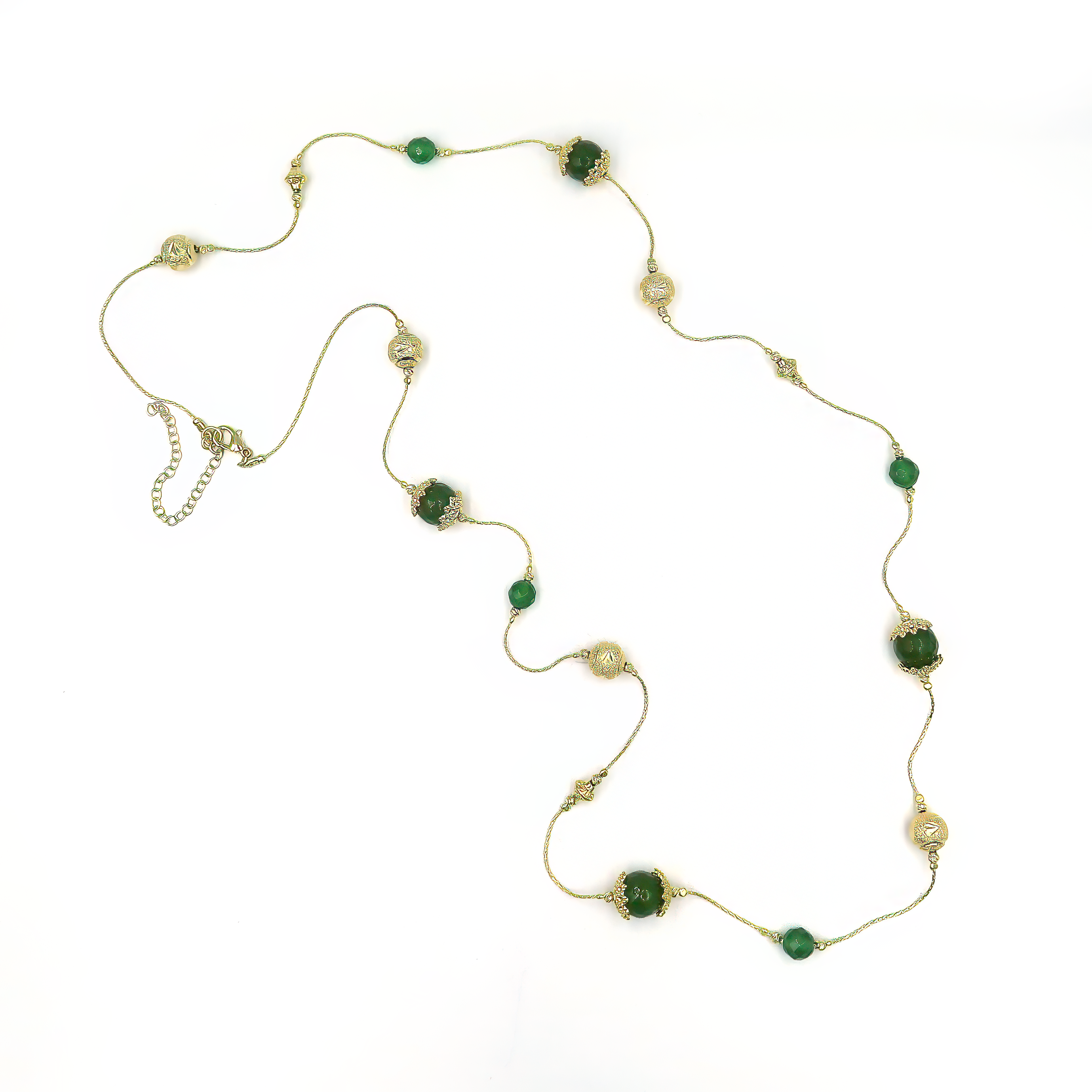 שרשרת עבודת יד ארוכה משובצת באבני אגט ירוקות – תכשיט מלא חיים עם ניחוח טבעי. הגוונים נעים מירוק כהה ועד ירקרק מעודן, עם מרקם משתנה שמשדר תחושת עומק וחיבור לקרקע. עיצוב אלגנטי ומחוספס בו־זמנית, אידאלי לנשים שמחפשות תכשיט עם אמירה אישית. האבן נחשבת מאזנת ותורמת לרוגע מנטלי ותחושת יציבות.

