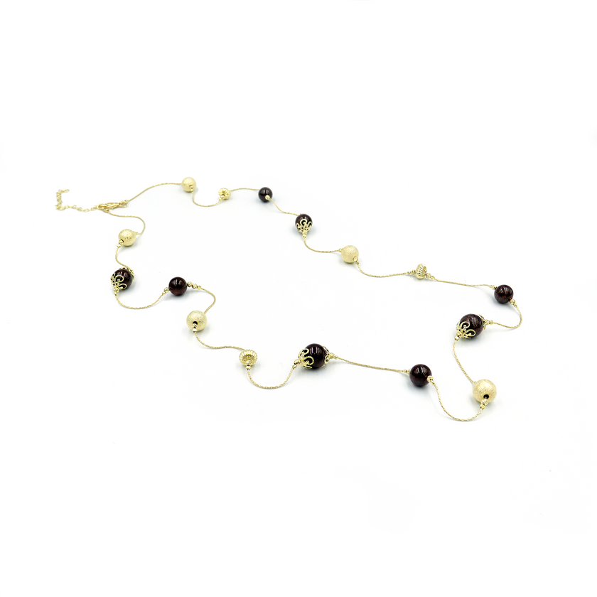 שרשרת אבני אגט בגווני חום טבעי – עיצוב ארוך ורב־שכבתי שמביא איתו חמימות, עומק ואנרגיה רגועה. האבנים מציגות דפוסים משתנים – מפסים בהירים ועד לגוונים כהים, עם ברק עדין וטקסטורה מדויקת. אידאלית לשילוב עם בגדי קז'ואל בגווני אדמה, ומתאימה לכל עונה. האבן מוסיפה מימד רגשי של שורשיות וחיבור לקרקע – תכשיט עם עומק של צבע ושל תחושה.

