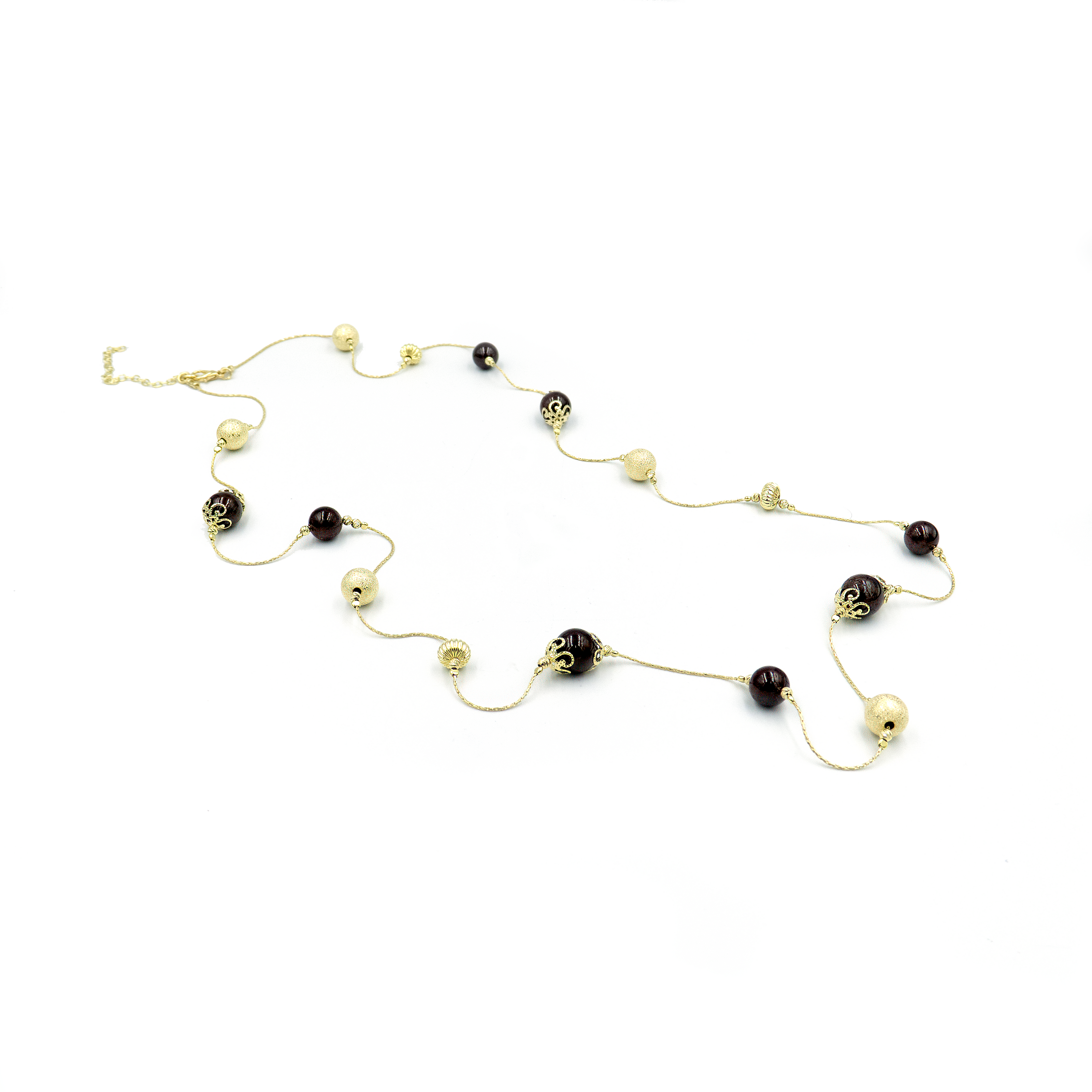 תכשיט ארוך ומרשים עם אבני אגט ירוק – קו עיצובי טבעי ונקי בגווני ירוק מרגיעים. האבנים מלוטשות ומצוידות בברק עדין, מעניקות מראה אלגנטי אך נגיש. מתאימה לשילוב עם לבוש קז'ואל וגם עם שמלות ערב טבעיות. השרשרת מביאה איתה תחושת טבע, קרקוע ורוך ויזואלי.

