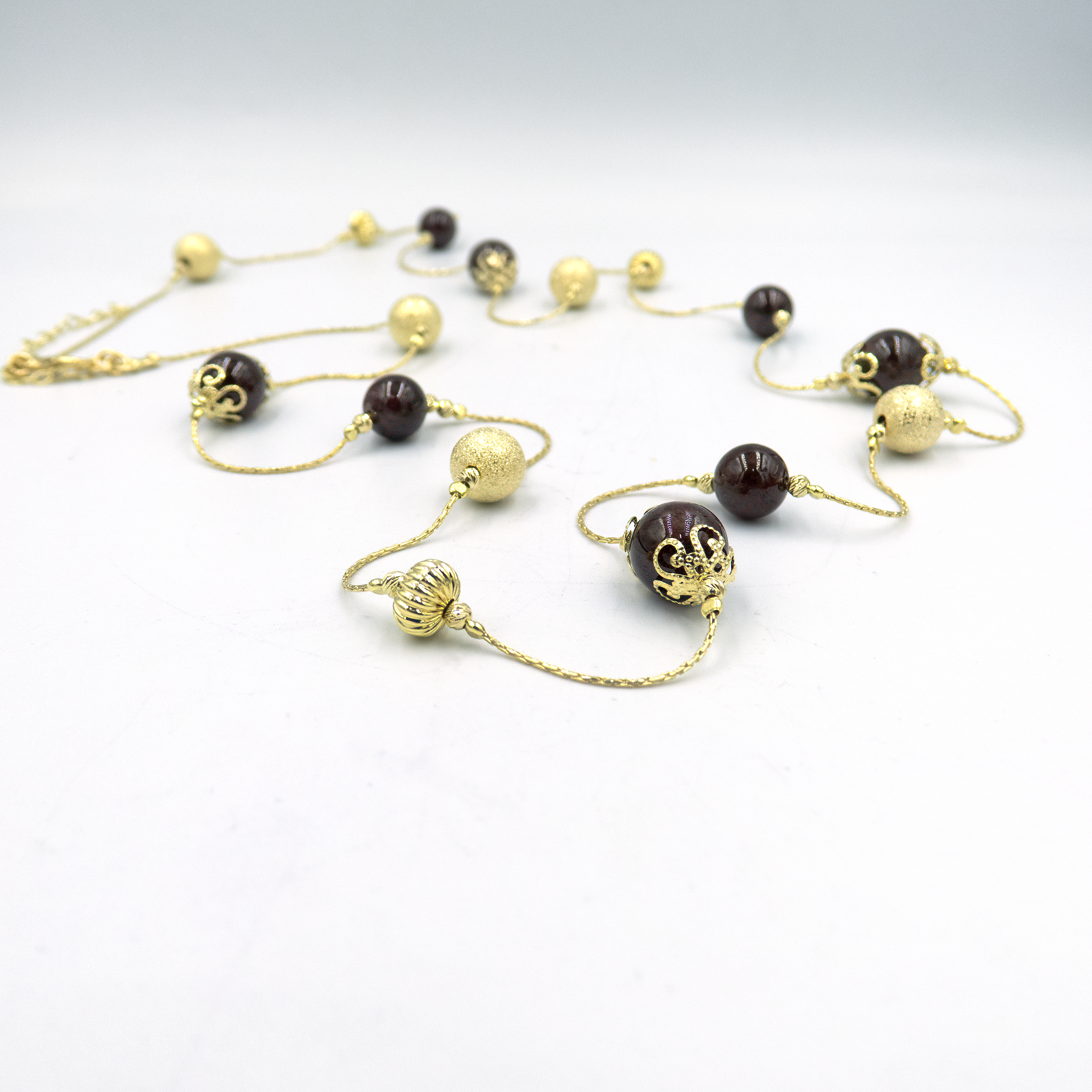 שרשרת ארוכה בעבודת יד מאבני אגט חומות בגוונים טבעיים של קפה, קרמל ושוקולד – תכשיט עם נוכחות שקטה ואלגנטית. המעבר בין הגוונים יוצר תחושת עומק וטקסטורה חמה, כזו שמתחברת באופן טבעי לסגנון לבוש יומיומי או שכבות חורפיות. האגט נחשבת לאבן של יציבות פנימית והגנה, מה שהופך את השרשרת לא רק לפריט אופנתי, אלא גם לעוגן רגשי. תכשיט שהוא חום, טבע וחיבוק עדין לעור.

