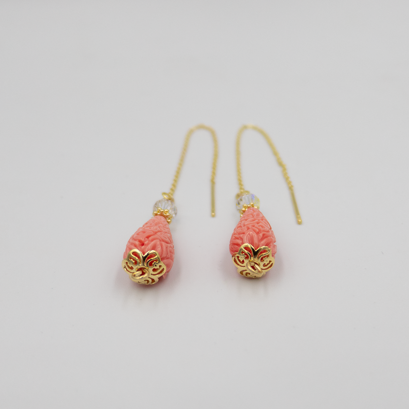 עגילים בעיצוב תלוי עם קורל אדום טבעי – תכשיט שמשדר שמחת חיים, נשיות ואנרגיה תוססת. העיצוב הנקי והמודרני מעניק תנועה נעימה ואיזון בין חומריות טבעית לאסתטיקה מעודנת. מתאים לבגדים בהירים, שמלות קיץ או מראה בוהו־שיק אלגנטי.

