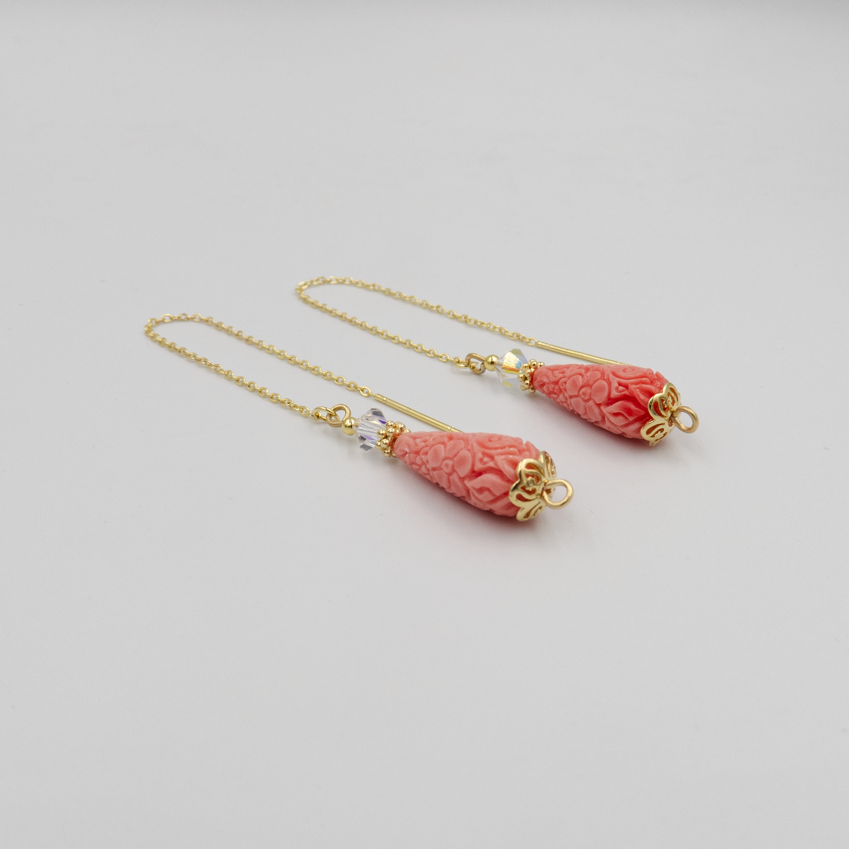 עגילים עם שרשרת עדינה וחרוז קורל טבעי בגוון ורמיליון. עיצוב בעבודת יד שמשלב אלגנטיות קלאסית עם צבע חזק ונועז. מתנה מקורית ואלגנטית לאישה שאוהבת תכשיטים שיש בהם אמירה אישית וצבע שנשאר בזיכרון.

