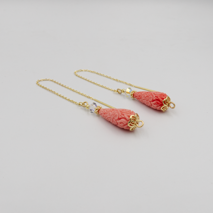 עגילים עם שרשרת עדינה וחרוז קורל טבעי בגוון ורמיליון. עיצוב בעבודת יד שמשלב אלגנטיות קלאסית עם צבע חזק ונועז. מתנה מקורית ואלגנטית לאישה שאוהבת תכשיטים שיש בהם אמירה אישית וצבע שנשאר בזיכרון.

