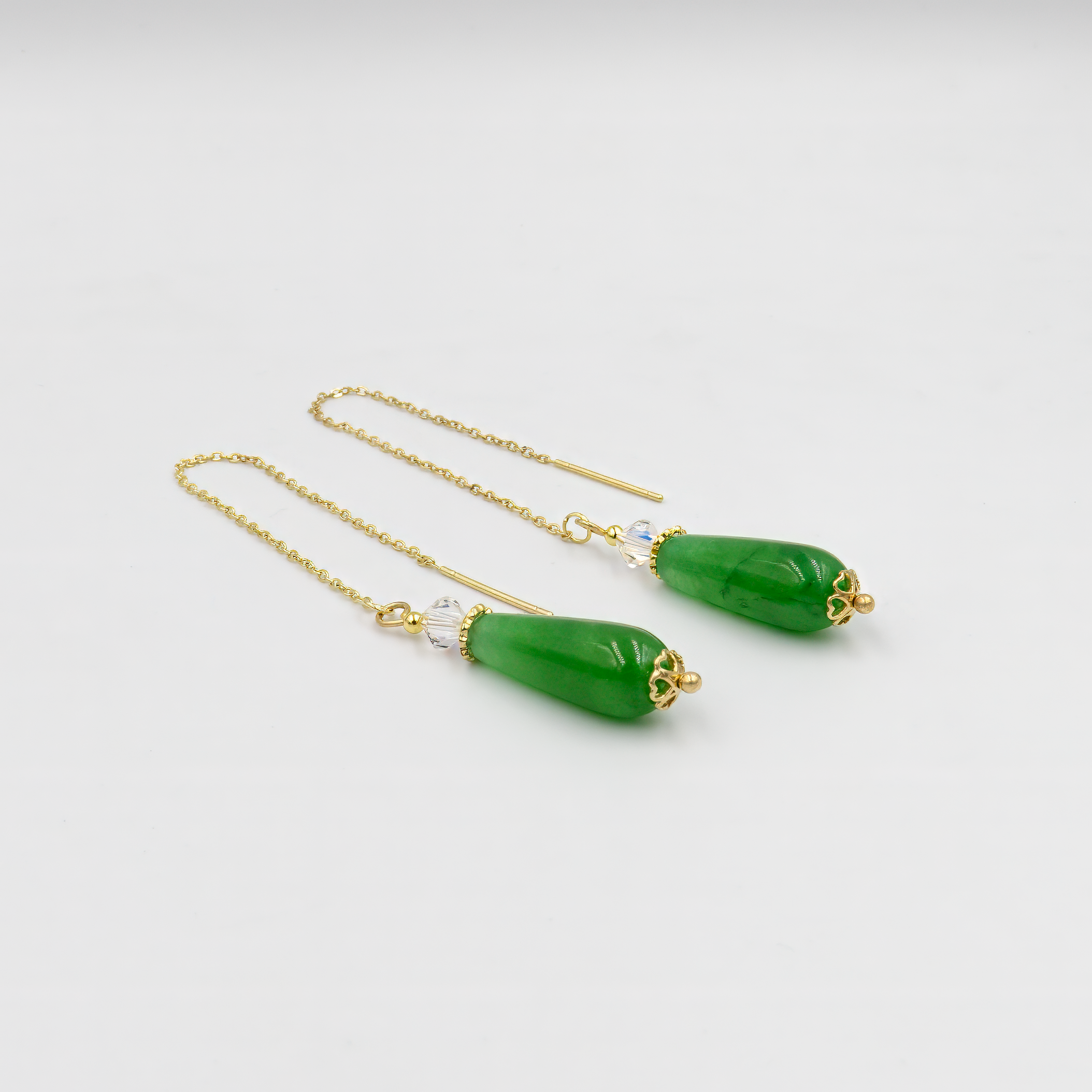 עגילי שרשרת בעבודת יד עם אבן אגת ירוק טבעית, המשתלשלת מקצה שרשרת דקה ואלגנטית. הגוון הירוק מביא איתו תחושת רוגע, איזון וחיבור לאדמה. כל אבן שונה במרקם ובטון, מה שהופך כל זוג עגילים לייחודי. מושלם לנשים שאוהבות תכשיטים טבעיים עם נוכחות שקטה.

