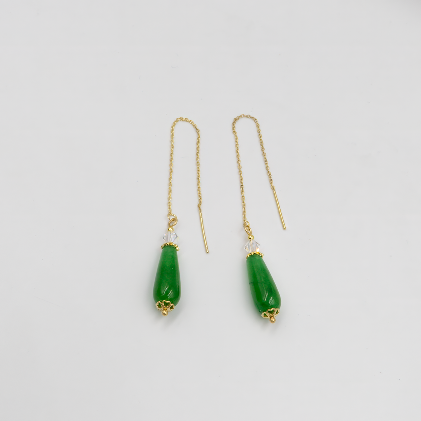 עגילי שרשרת ארוכים בעבודת יד עם אגת ירוקה מלוטשת. הגוון הירוק משדר שלווה, טבע ונשימה פתוחה. האבן משתלבת בעיצוב מינימליסטי אך בעל נוכחות, עם תנועה רכה שסובבת את קו הפנים. מתאים לנשים שמחפשות תכשיט עדין עם אמירה ירוקה ואישית.

