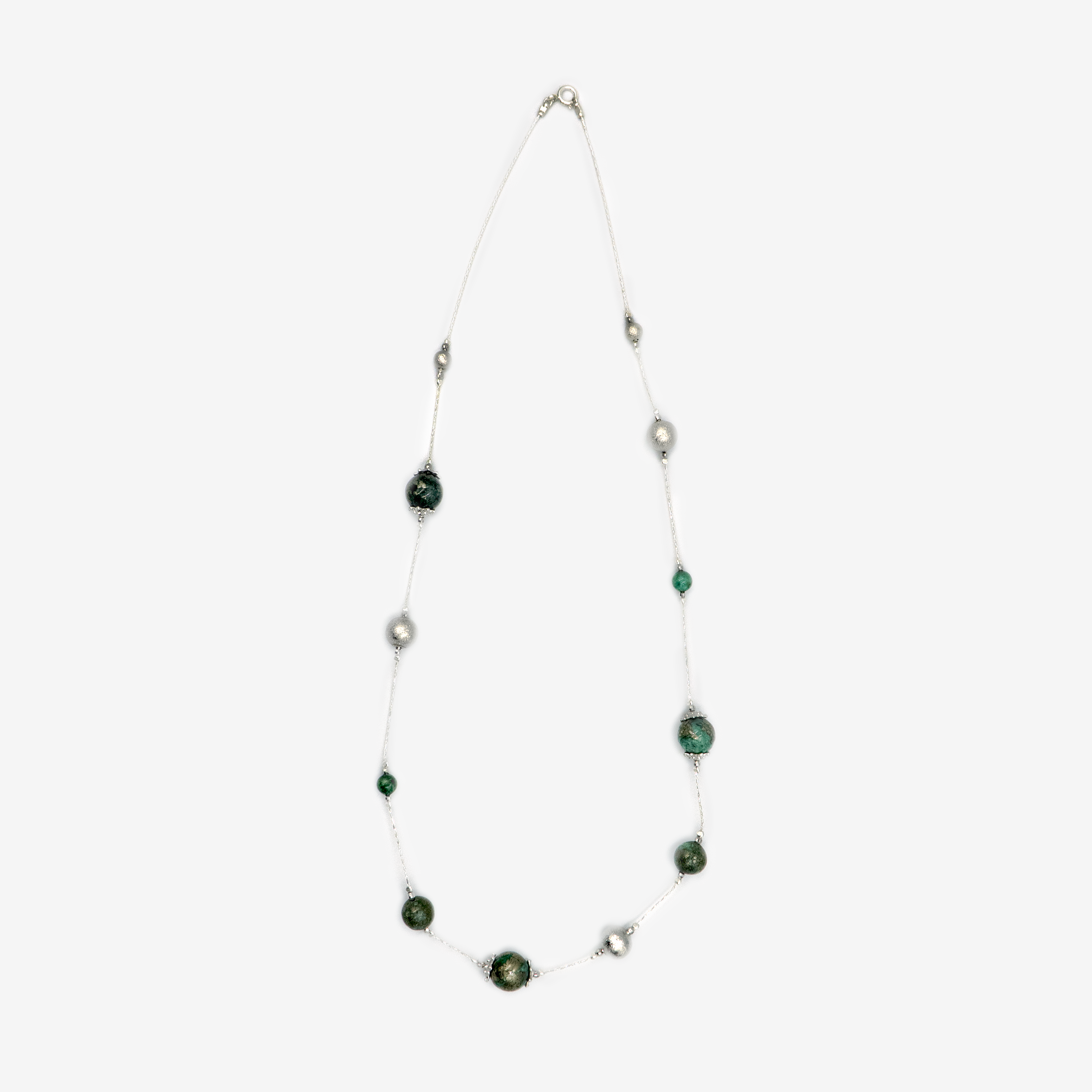 שרשרת אבני פיריט ארוכה בעבודת יד – תכשיט מבריק עם נוכחות מטאלית טבעית. החרוזים, בגוונים של זהב עתיק וגרפיט, יוצרים טקסטורה עשירה ודינאמית שמתחלפת בהתאם לאור. הפיריט מעניק לא רק יופי, אלא גם תחושת עוצמה אישית ואנרגיה ממקדת. עיצוב אלגנטי שמתחבר בקלות למראה בוהו־שיק או אורבני מודרני. אידאלי לשילוב עם תכשיטים נוספים או ליצירת אמירה בפני עצמה.

