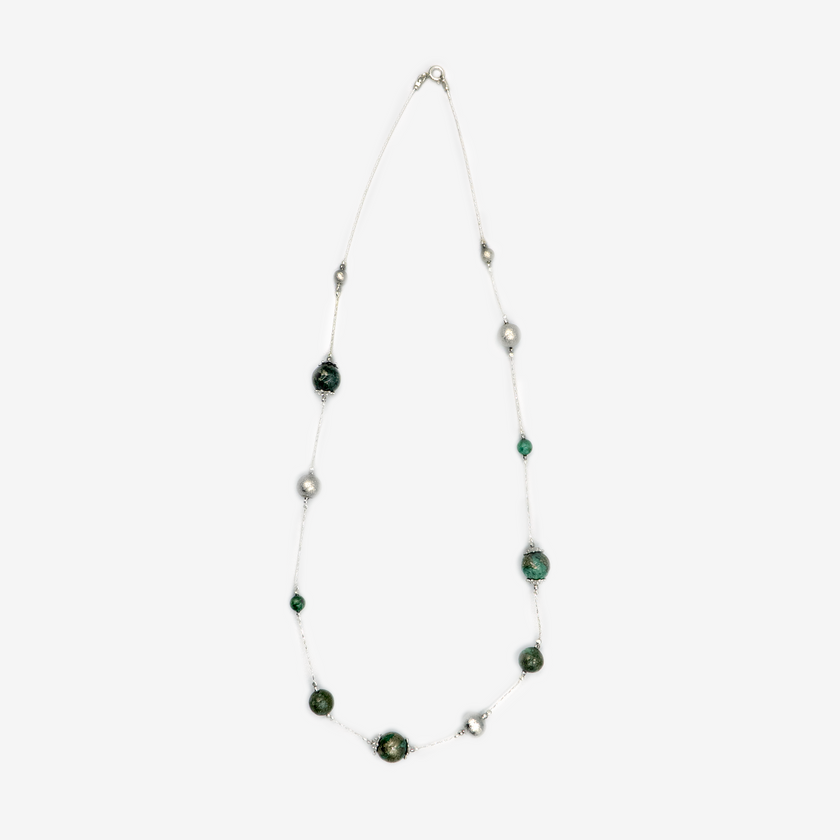 שרשרת אבני פיריט ארוכה בעבודת יד – תכשיט מבריק עם נוכחות מטאלית טבעית. החרוזים, בגוונים של זהב עתיק וגרפיט, יוצרים טקסטורה עשירה ודינאמית שמתחלפת בהתאם לאור. הפיריט מעניק לא רק יופי, אלא גם תחושת עוצמה אישית ואנרגיה ממקדת. עיצוב אלגנטי שמתחבר בקלות למראה בוהו־שיק או אורבני מודרני. אידאלי לשילוב עם תכשיטים נוספים או ליצירת אמירה בפני עצמה.

