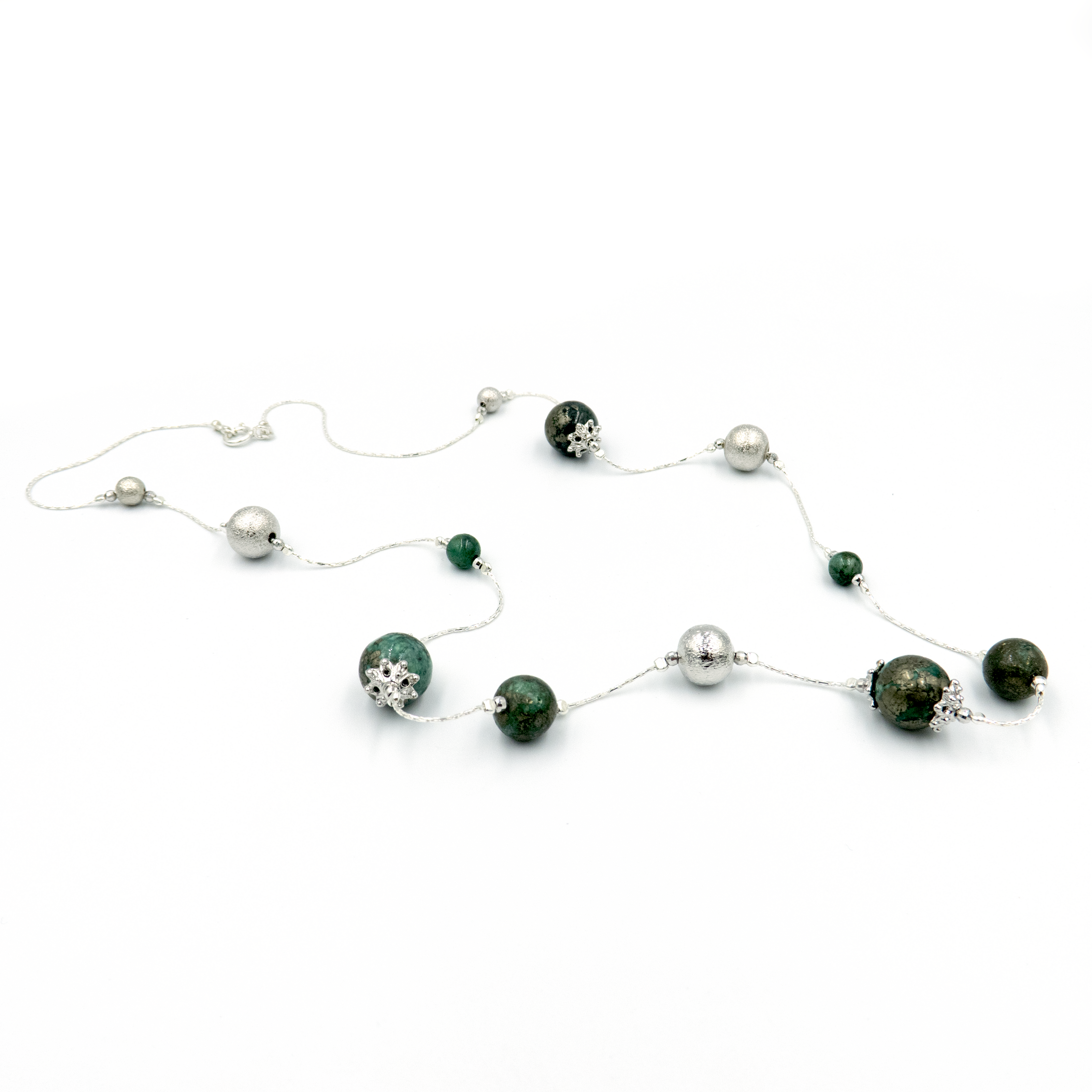 שרשרת ארוכה עשויה אבני פיריט טבעיות בגימור מטאלי זוהר – תכשיט בעיצוב מרשים המשלב עוצמה עם אלגנטיות מאופקת. כל אבן מביאה איתה ברק מוזהב עמוק וטקסטורה טבעית, שמעניקה לשרשרת תחושת יוקרה וייחוד. האורך הארוך מאפשר ענידה רב-שכבתית או מראה ארוך וחופשי, שמתאים גם ללבוש יומיומי וגם להופעה אלגנטית. הפיריט, הידוע כאבן של הגנה פנימית וביטחון עצמי, מוסיף רובד אנרגטי עוצמתי. שילוב מושלם של סטייל, חומר וטבע.

