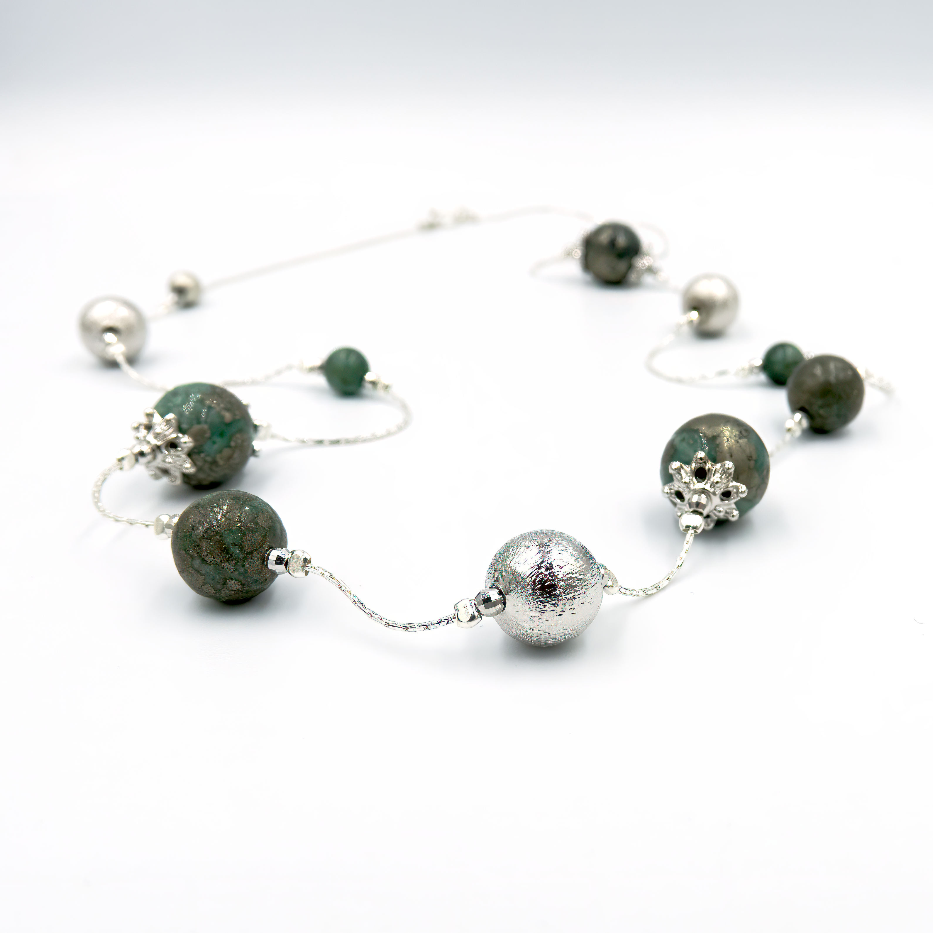 שרשרת ארוכה מאבני פיריט – שילוב של ברק מינרלי ואופי אלגנטי בגוון זהב־אפור. כל חרוז מעובד בקפידה לשמור על המרקם הטבעי והניצוץ המובחן של הפיריט. השרשרת מתאימה גם ליום וגם לערב, מוסיפה טוויסט מחוספס אך אלגנטי לכל הופעה. האבן עצמה נחשבת למחזקת ביטחון ומיקוד – ותורמת להופעה עם משמעות פנימית.

