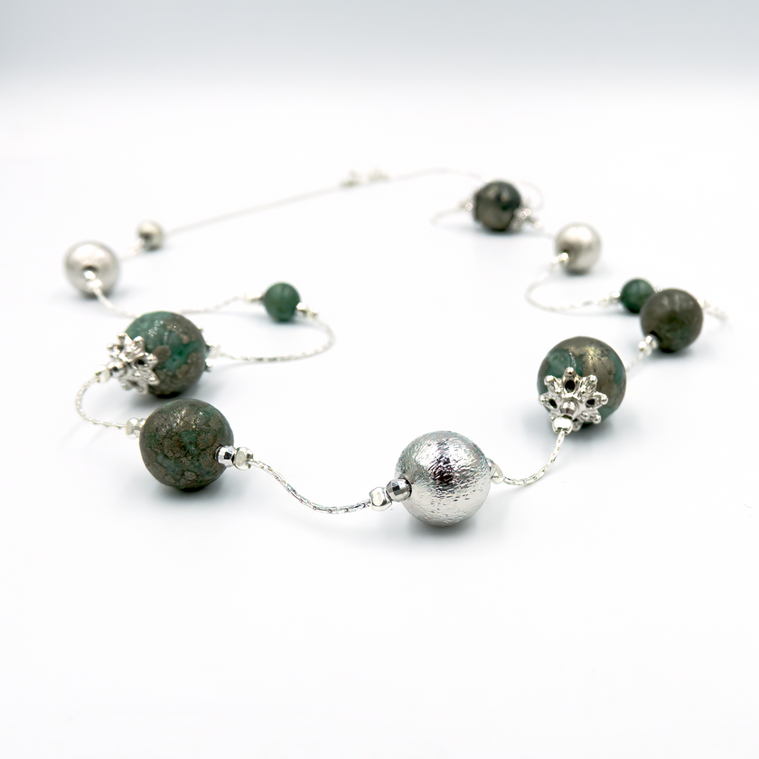 שרשרת ארוכה מאבני פיריט – שילוב של ברק מינרלי ואופי אלגנטי בגוון זהב־אפור. כל חרוז מעובד בקפידה לשמור על המרקם הטבעי והניצוץ המובחן של הפיריט. השרשרת מתאימה גם ליום וגם לערב, מוסיפה טוויסט מחוספס אך אלגנטי לכל הופעה. האבן עצמה נחשבת למחזקת ביטחון ומיקוד – ותורמת להופעה עם משמעות פנימית.

