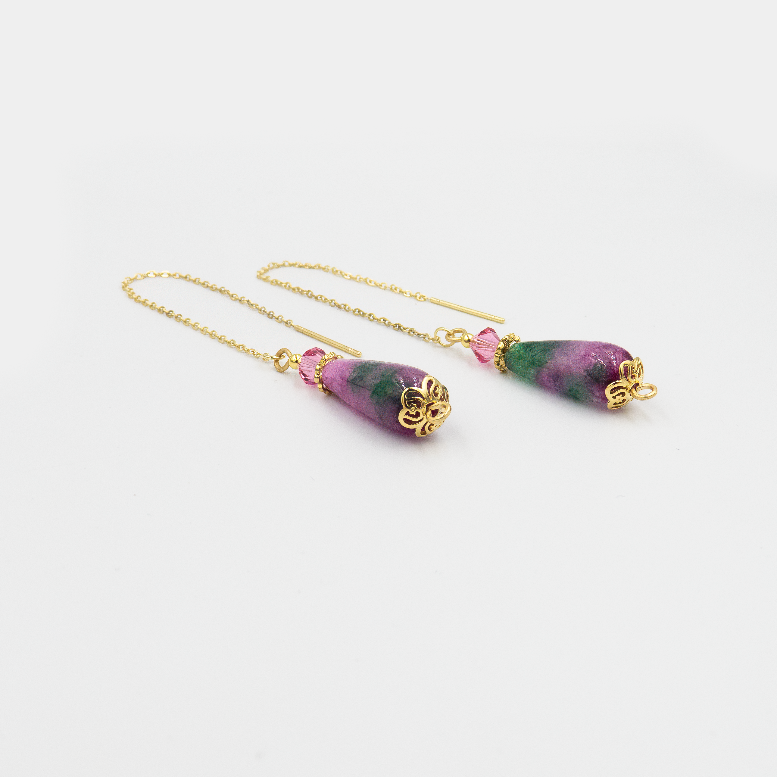 עגילים עם אבן אגת מולטיקולור – כל אבן עם גוונים משתנים, מפוסלים על ידי הטבע. העגילים קלילים אך בולטים, מוסיפים עומק ועניין לכל הופעה. עיצוב שמשלב תנועה, רוך וסטייל ייחודי. מתאים לנשים שאוהבות להתבלט בעדינות.

