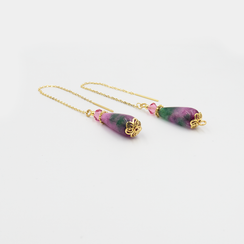 עגילים עם אבן אגת מולטיקולור – כל אבן עם גוונים משתנים, מפוסלים על ידי הטבע. העגילים קלילים אך בולטים, מוסיפים עומק ועניין לכל הופעה. עיצוב שמשלב תנועה, רוך וסטייל ייחודי. מתאים לנשים שאוהבות להתבלט בעדינות.

