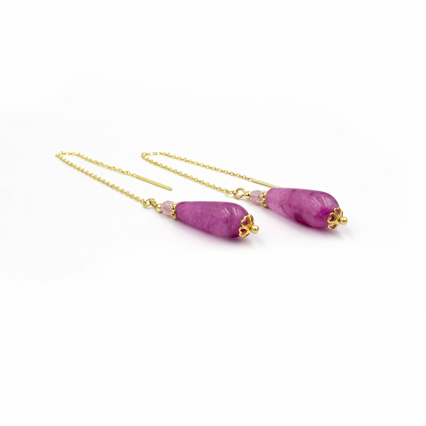 עגילים ארוכים עם שרשרת דקה ואבן אגת בגוון סגול טבעי – שילוב בין עיצוב נקי לקסם של צבע מלכותי. האגת נחשבת לאבן של ריפוי פנימי ושלווה, והעגילים משדרים איזון ואצילות. מושלמים ליום או לערב, כמתנה לאישה שמחפשת תכשיט עדין אך מלא אמירה.

