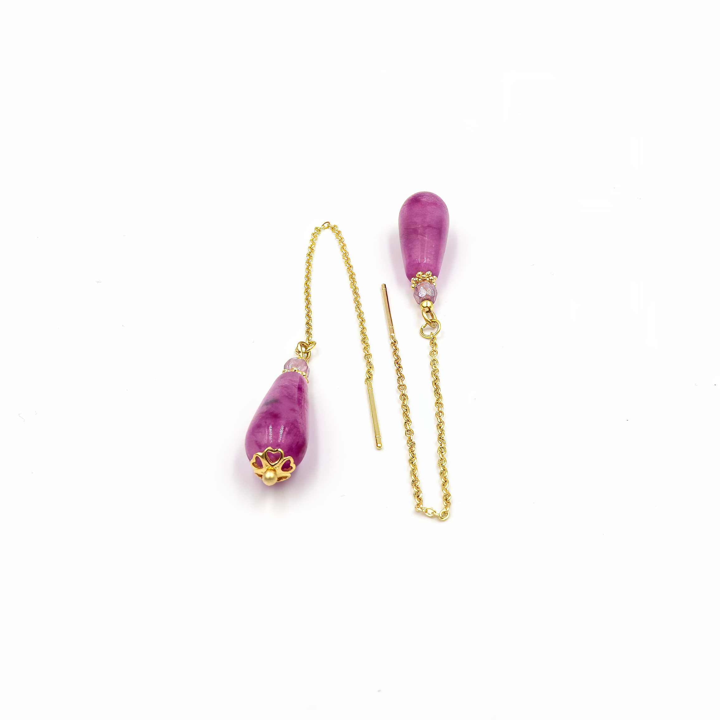 עגילי שרשרת ארוכים בעבודת יד עם אבן אגת סגולה טבעית – כל אבן עם דוגמה שונה, צבע שקט אך עשיר, ונוכחות שמחמיאה לפנים. העיצוב נקי ומינימליסטי, אך עם מגע של צבע ואופי. אידיאלי לנשים שמחפשות תכשיט טבעי אך מתוחכם.

