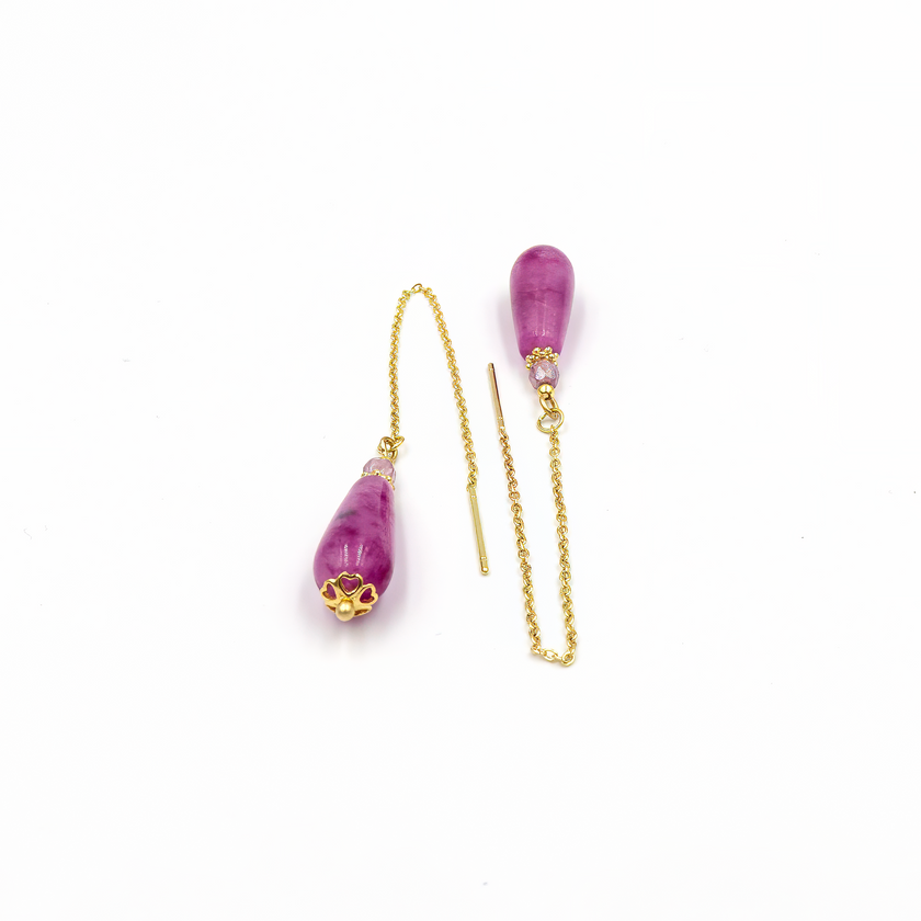 עגילי שרשרת ארוכים בעבודת יד עם אבן אגת סגולה טבעית – כל אבן עם דוגמה שונה, צבע שקט אך עשיר, ונוכחות שמחמיאה לפנים. העיצוב נקי ומינימליסטי, אך עם מגע של צבע ואופי. אידיאלי לנשים שמחפשות תכשיט טבעי אך מתוחכם.

